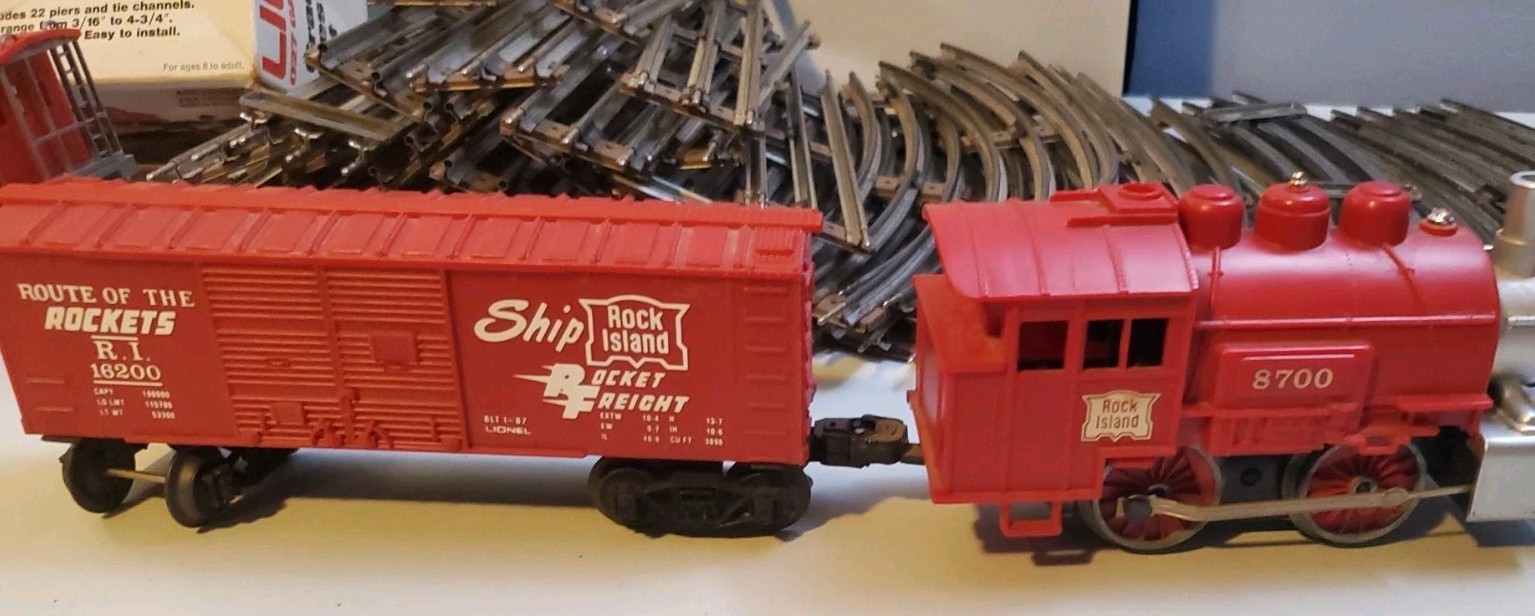 Rock Island O Gauge Freight Set – 8700 Engine Runs, Caboose, Flatcar, Boxcar