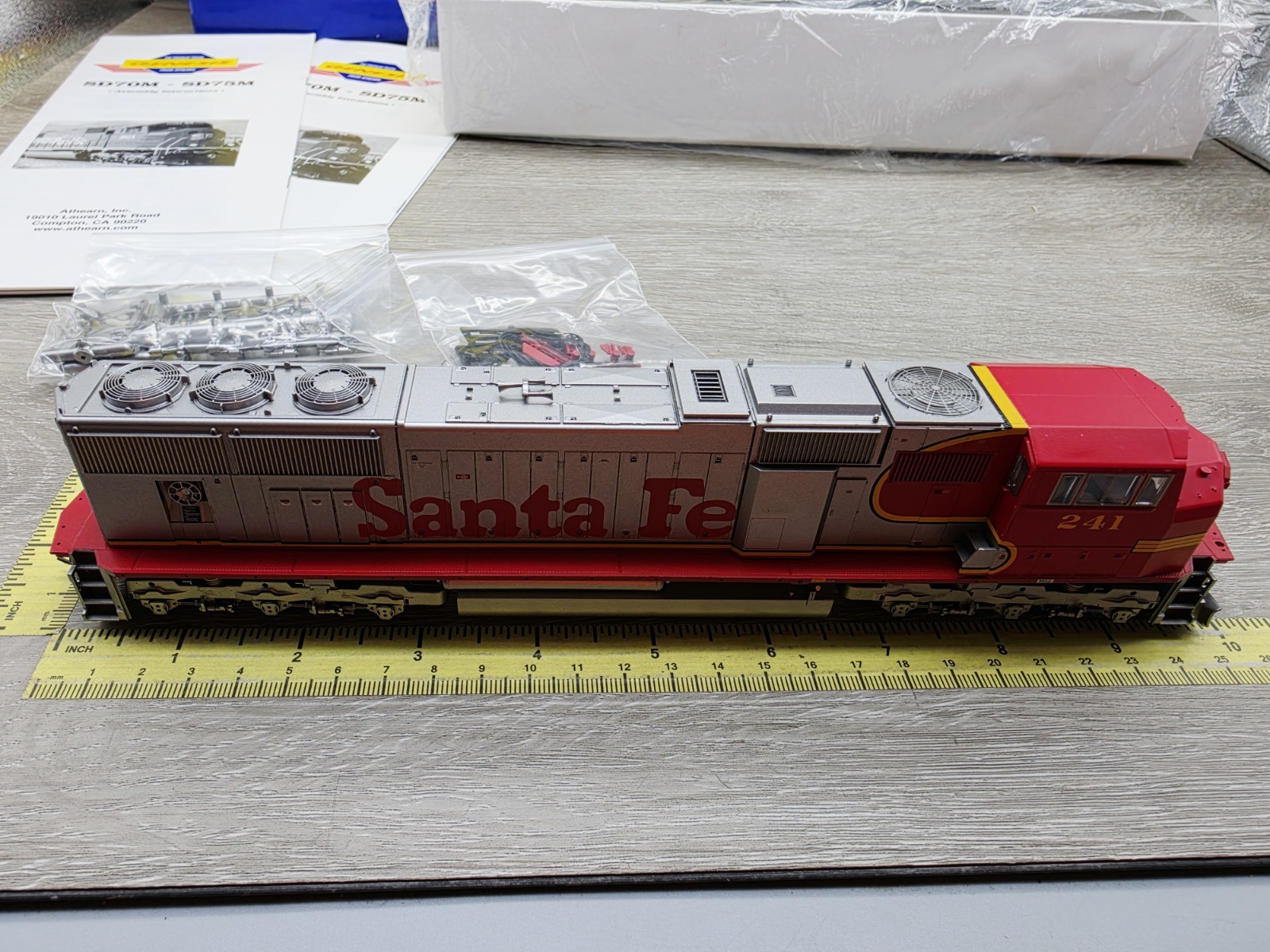 HO Scale Athearn Genesis G6138 SD75M Diesel Locomotive Santa Fe #226 Lot#6104
