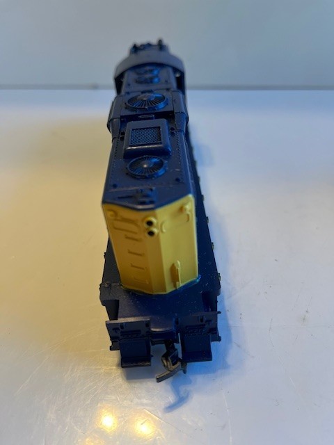 ATHEARN – HO Gauge – ATSF – GP-9 Powered Diesel Engine & Dummy #2685 -Nice Pair!