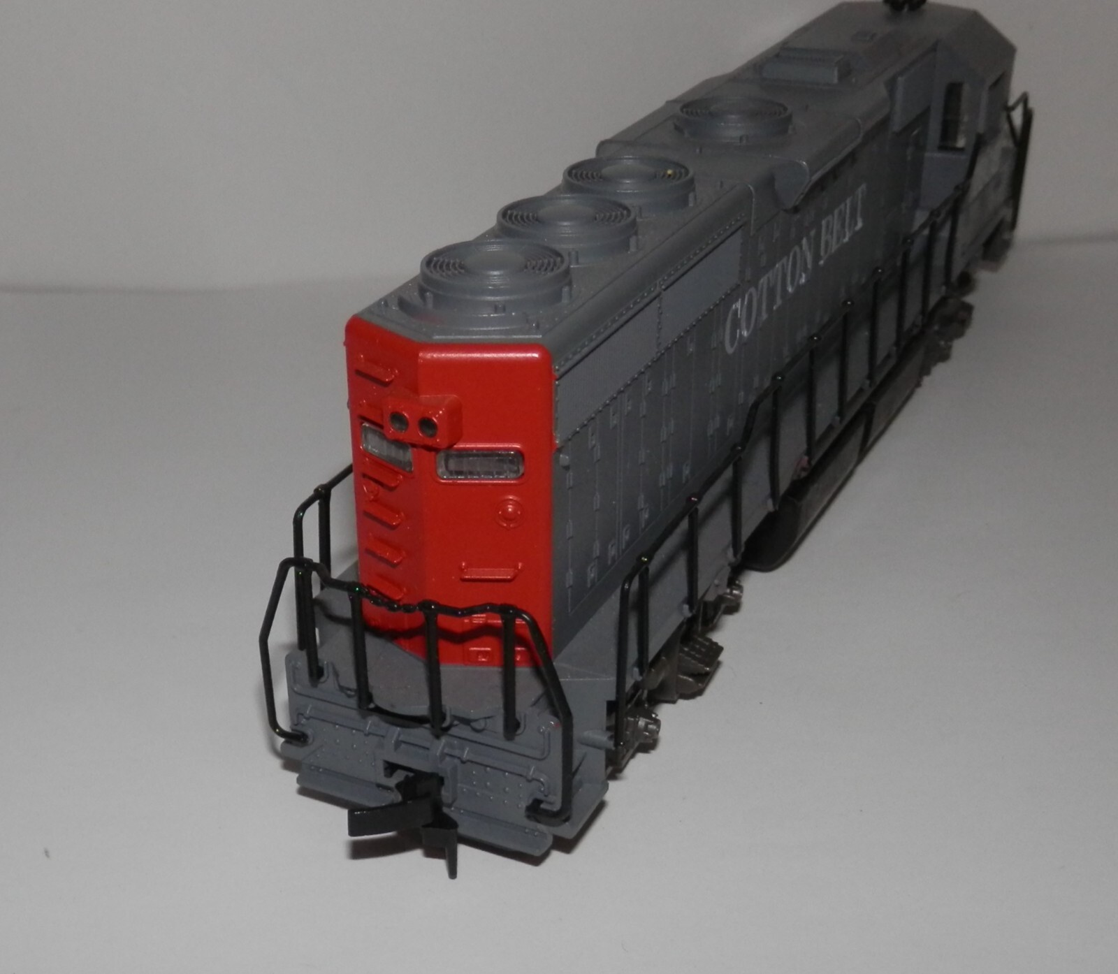 Atlas HO Scale POWERED Cotton Belt 7602 GP 40 Diesel Loco #7037