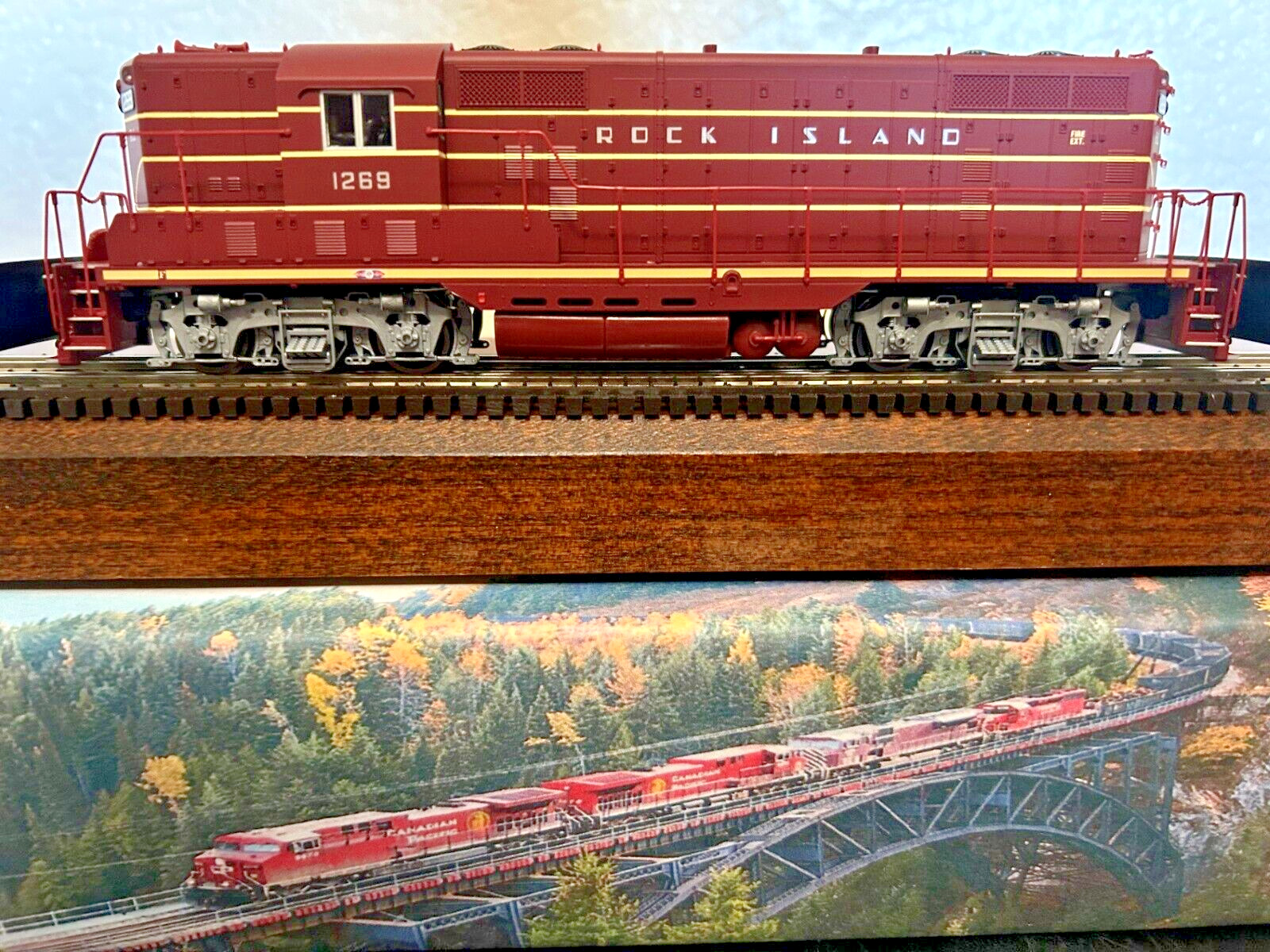 ROCK ISLAND GP7 ROAD SWITCHER -DCC & QUANTUM SOUND- HO Scale -” MAROON “-NEW