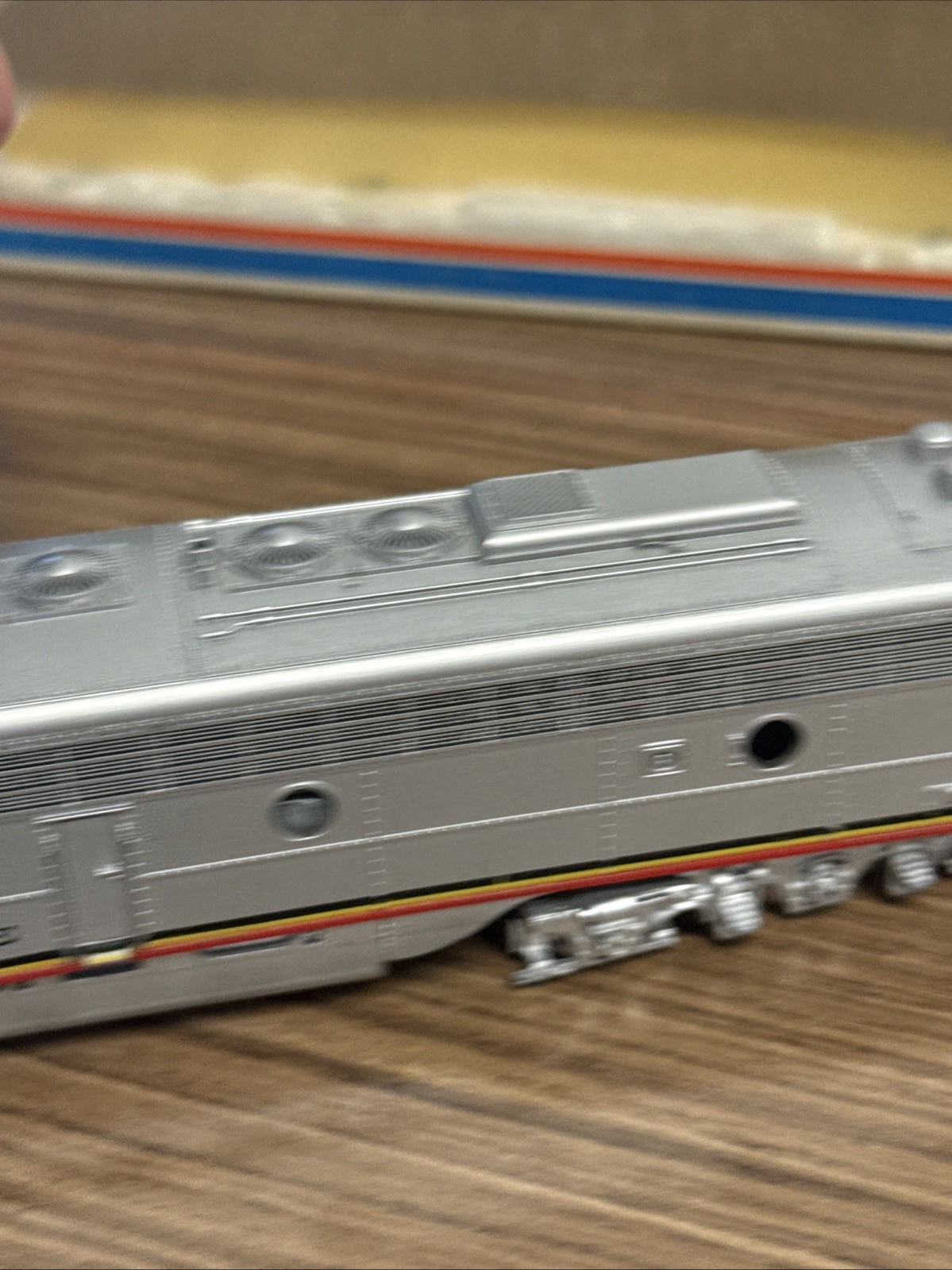 Model Power Santa Fe EMD E9 Powered Diesel Locomotive. HO Scale 920