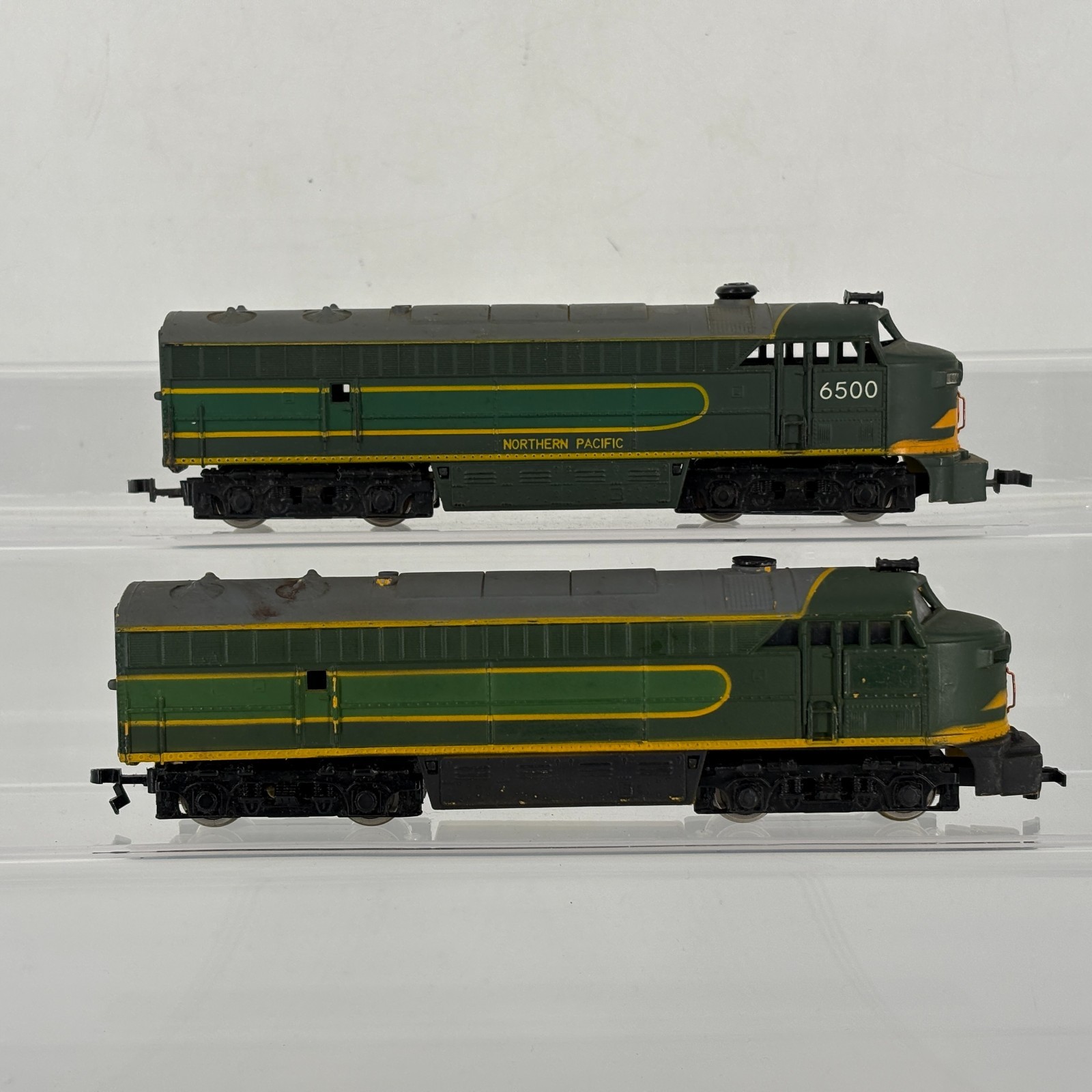 AHM HO Scale Diesel Locomotive Northern Pacific 6500 Powered & Dummy TESTED