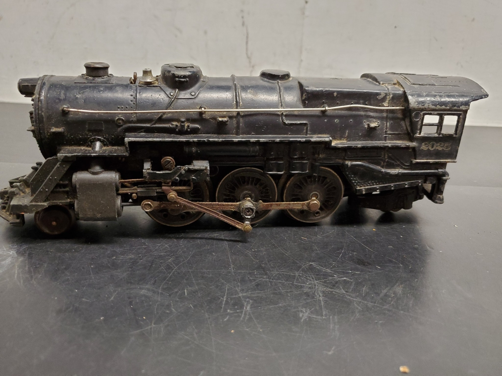 VINTAGE LIONEL LOCOMOTIVE 2025 O SCALE GAUGE-GOOD CONDITION TRAIN