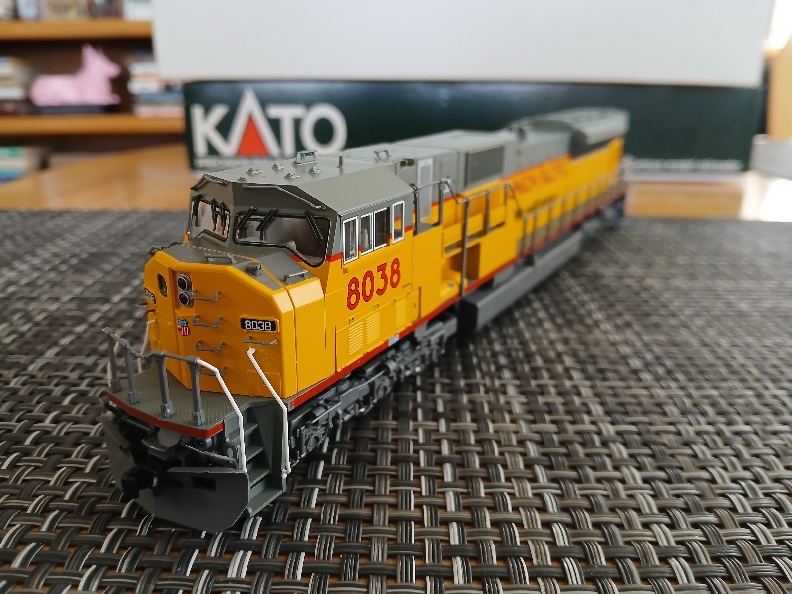 Modern HO Scale KATO EMD Union Pacific SD90/43MAC #8038 Diesel Locomotive