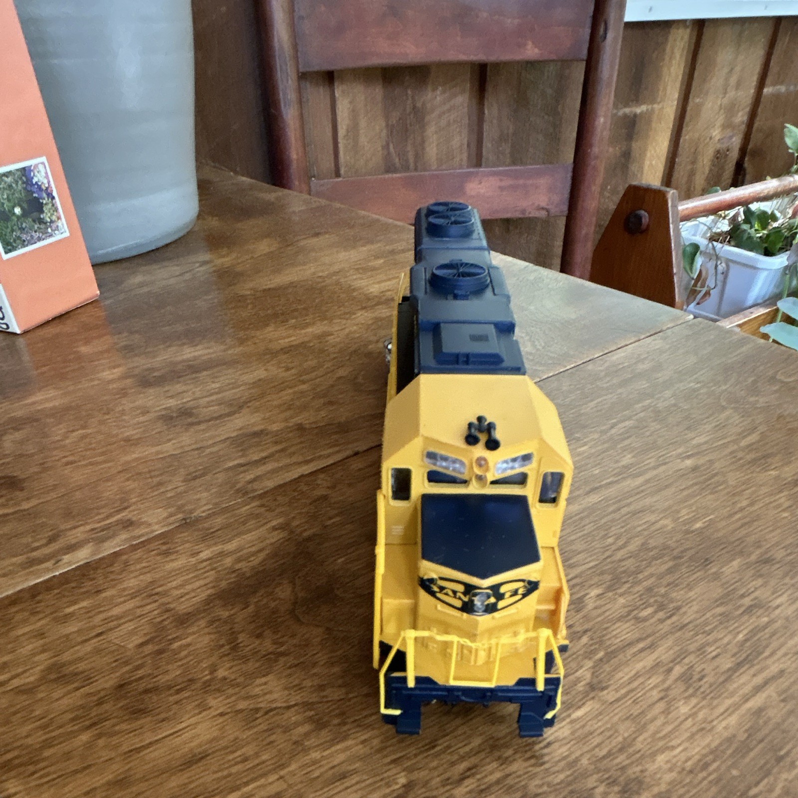 HO Scale Santa Fe EMD GP38-2 Locomotive 3600 20497