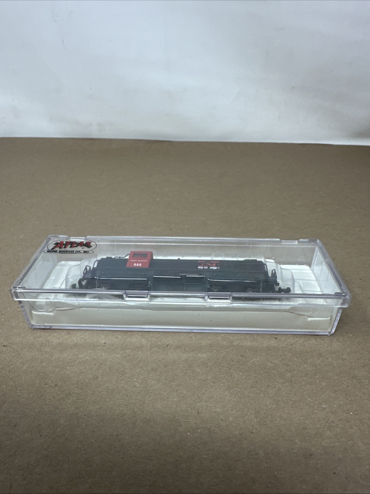 Atlas #42008 – Alco RS-3 New Haven #555 Diesel Locomotive N Scale