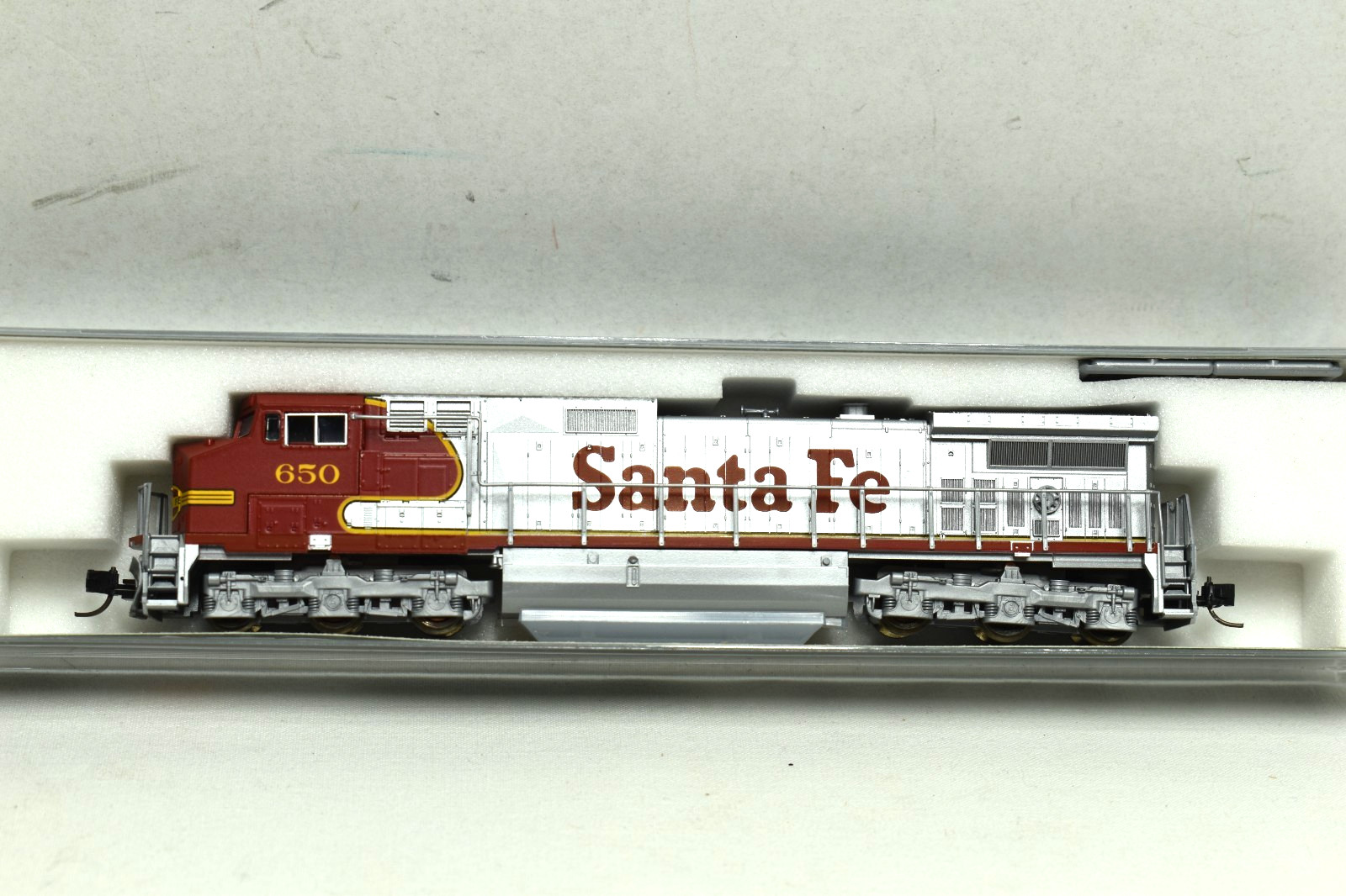 Koto N Gauge Santa Fe #650 GE C44-9W Red & Gray
