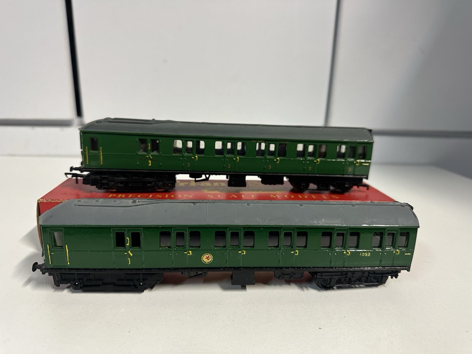 Triang OO Gauge R156 SR Suburban Motor Coach Powered + R225 Non Powered Coach