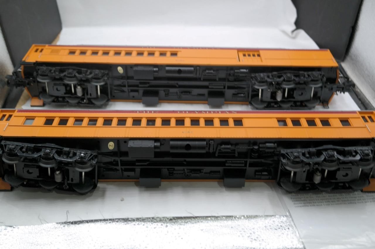 Milwaukee Road O Scale Premier 2-Car 70′ Madison Comb/Din Passenger Set