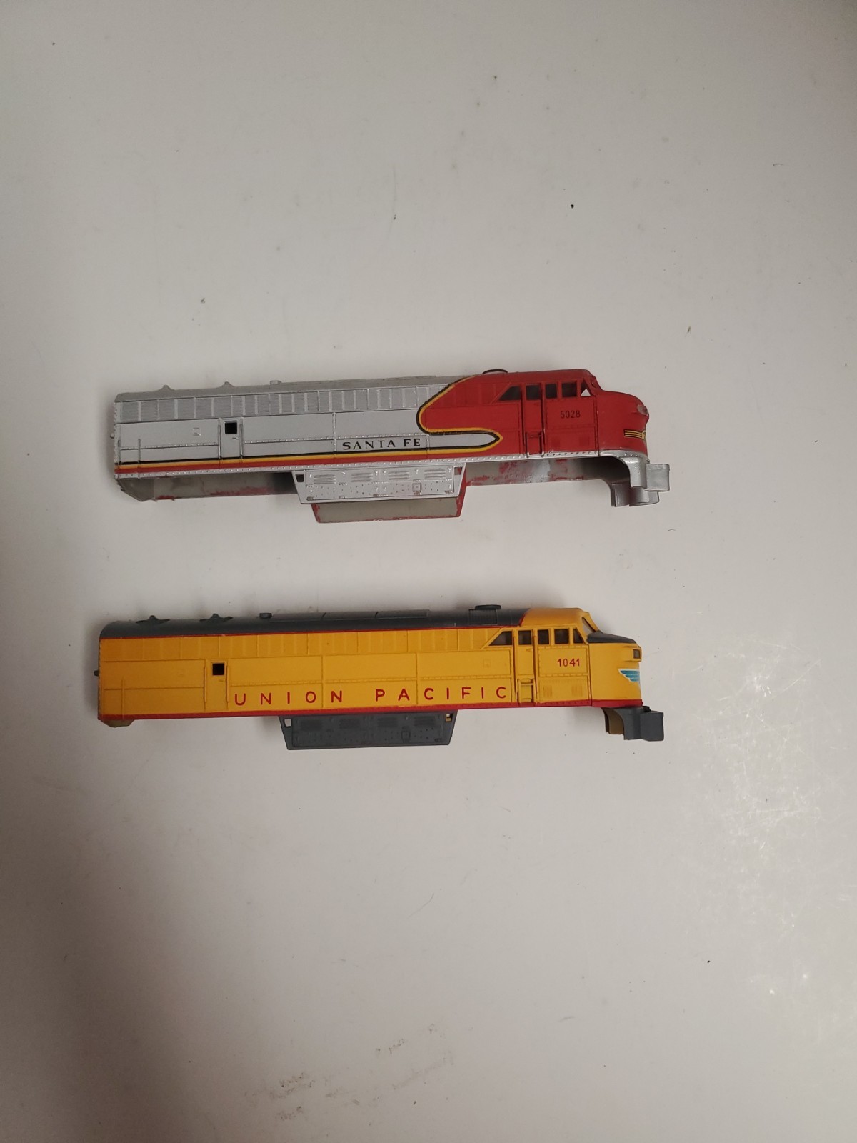 Unbranded Santa Fe 5028 & Uion Pacific 1041 Diesel HO 1/87 Shell only Lot 50 Bx5