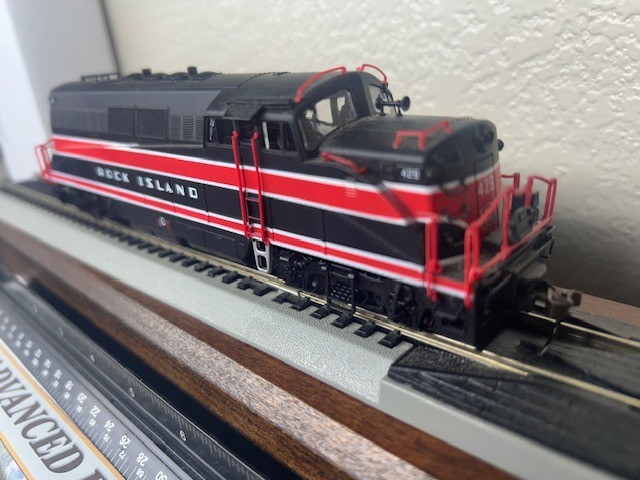 BL2 ROCK ISLAND loco – DC ANALOG HO Scale “CARBODY STYLE” PASSENGER OOP DISPLAY