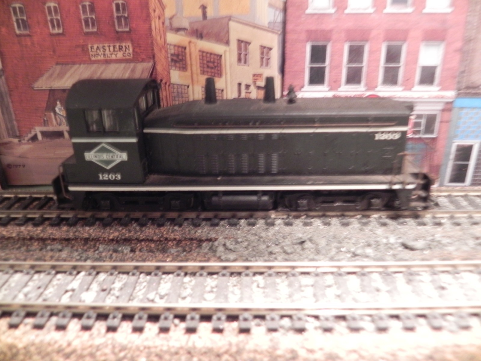 HO Scale Illinois Central IC SW7 Diesel Switcher Locomotive #1203 ATHERAN DC