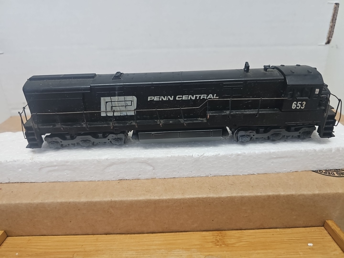Athearn U-28C Penn Central Railroad Diesel HO Scale. Runs, No Original Box.