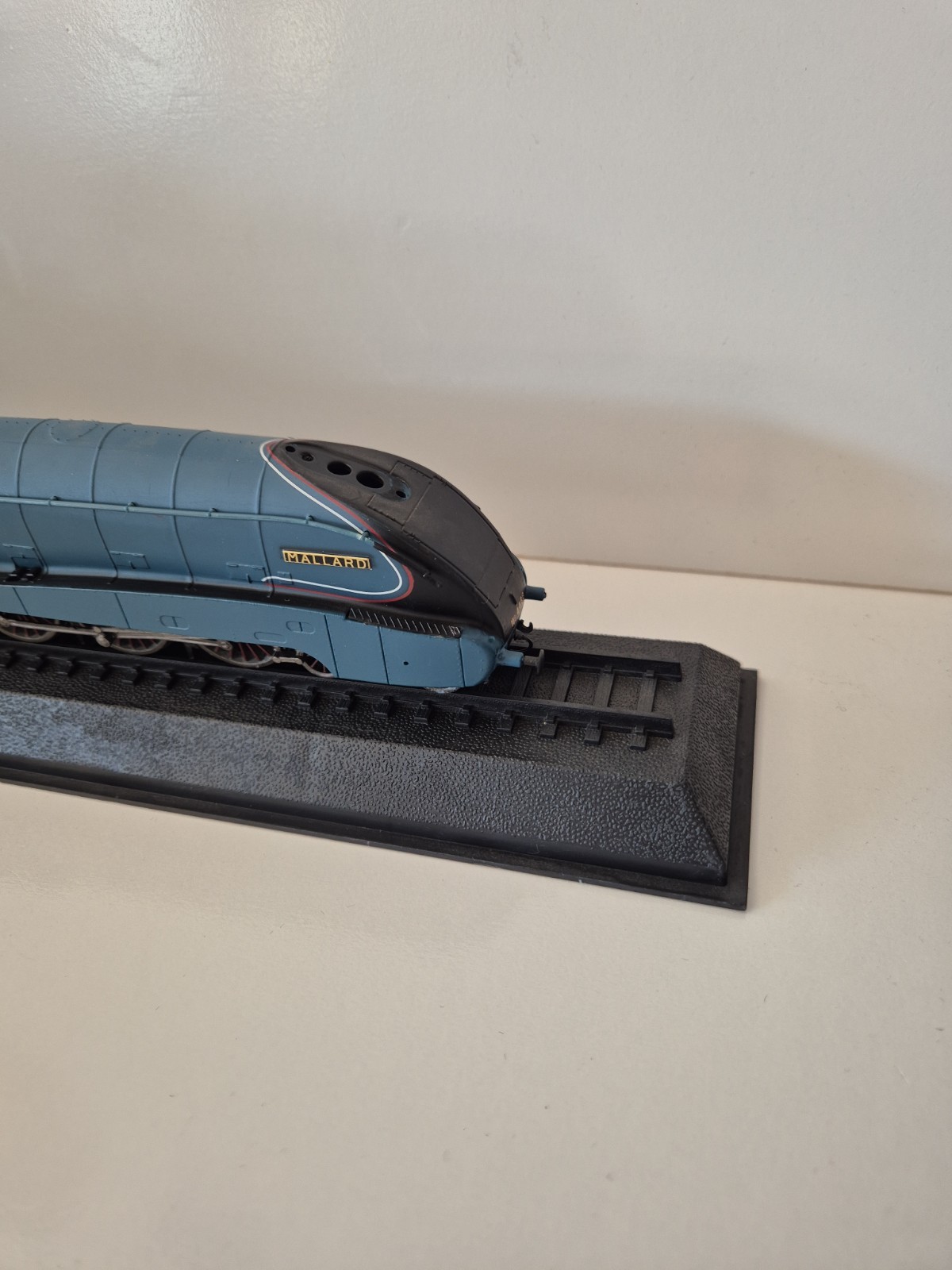 Vintage Mallard Model Train 1938 Class A4 No. 4468 On Stand.