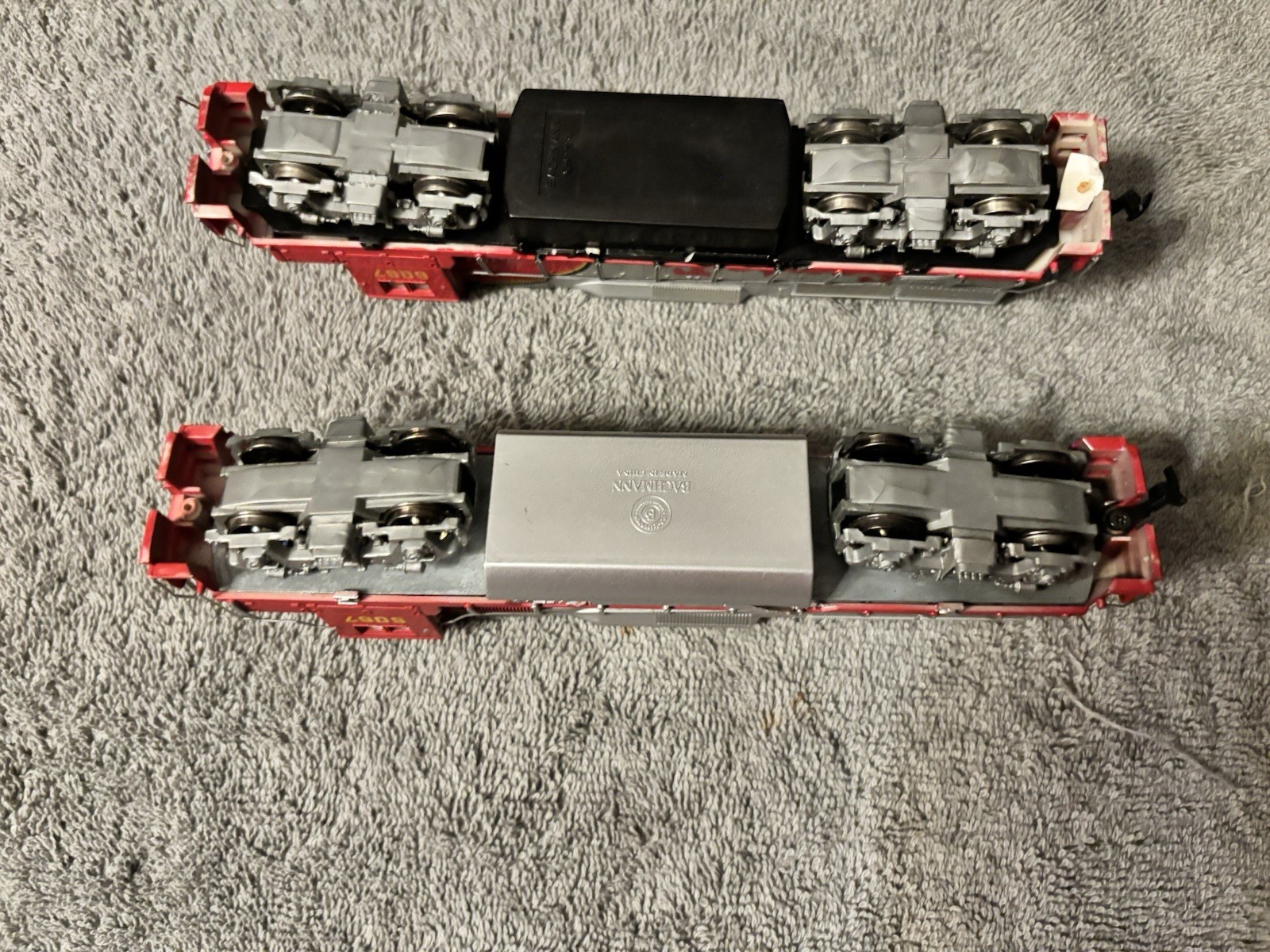 Lot Of 2 HO Scale Bachmann Santa FE 6067 Trains Come Apart See Description