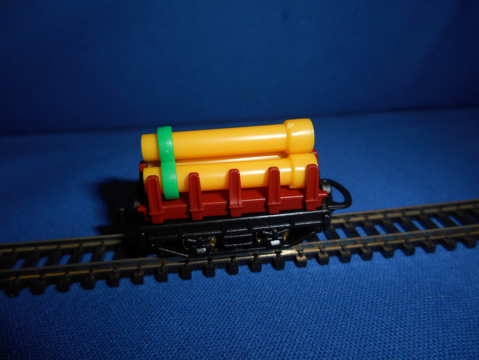 FREIGHT Rail TRAIN w/ CONSTRUCTION PIPES CAR Plastic Kinder Surprise Egg N Scale