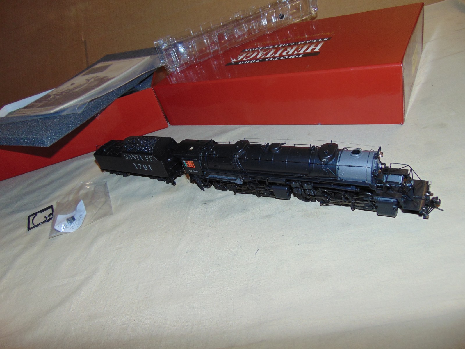 PROTO 2000 23336 SANTA FE 2-8-8-2 STEAM ENGINE + BOX