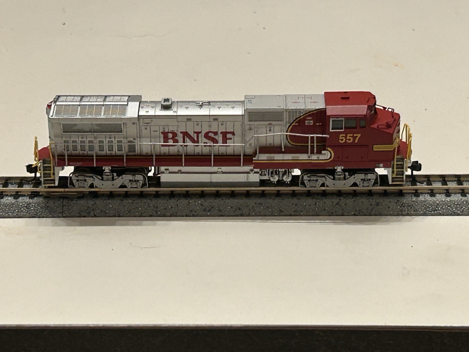 N Scale Atlas 48811 BNSF “Warbonnet” GE Dash 8-40BW Diesel #557 – DCC Ready