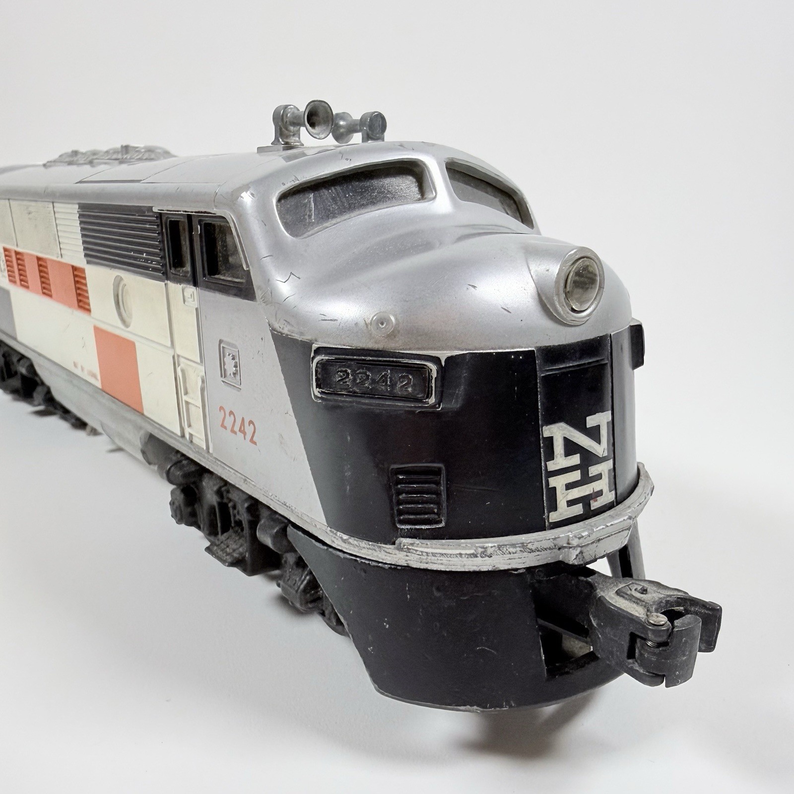 Lionel Trains 8851-8852 New Haven 2242 Diesel Locomotive A B set, O Gauge