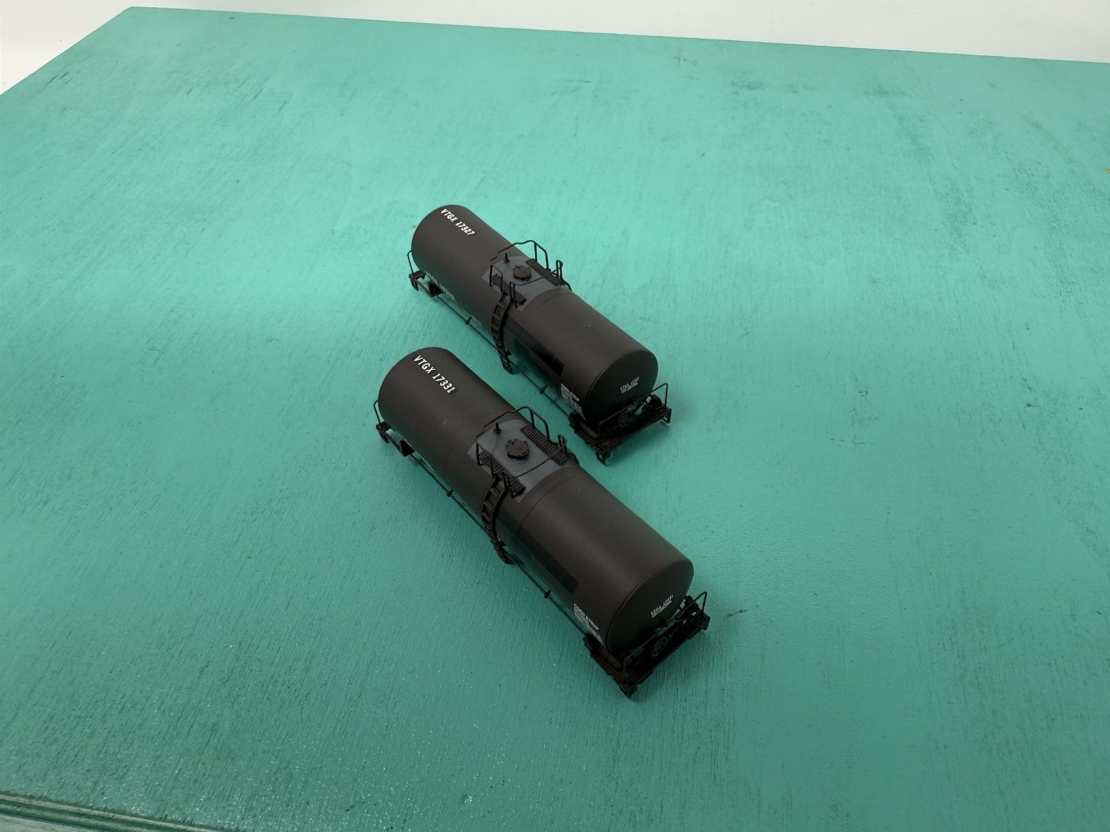 Atlas N – 17,600 Tank Car – No Trucks/ Package – VTGX North America Set Of 2