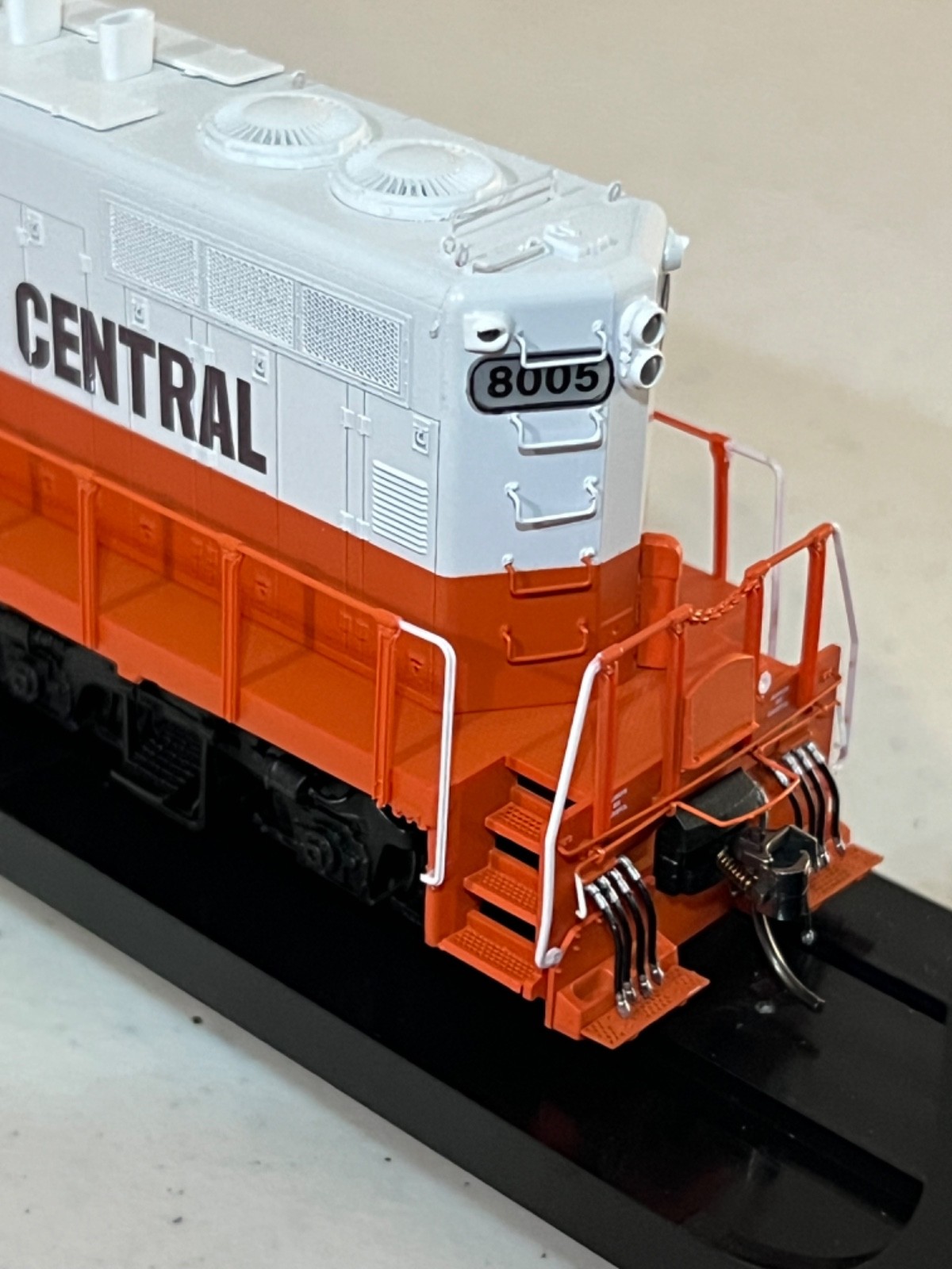 NIB HO Intermountain Illinois Central GP10 with LokSound