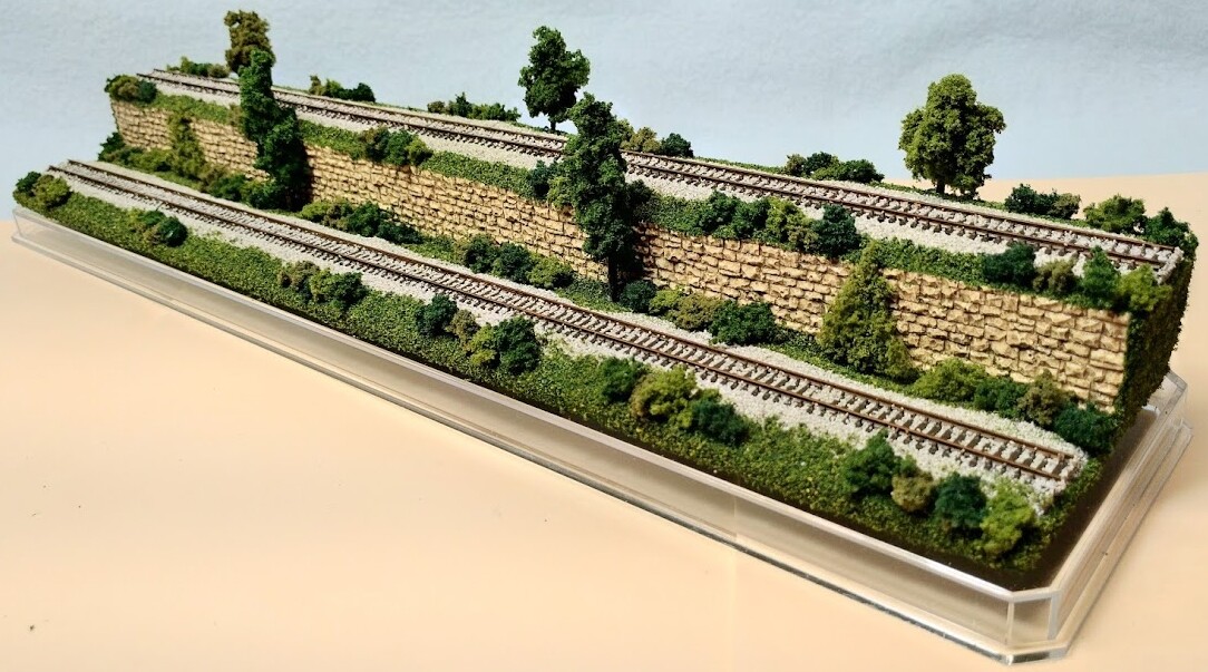 Z SCALE 16″ 2-LEVEL TRACK -SUMMER SCENE-DISPLAY CASE-FOR ANY Z TRAIN