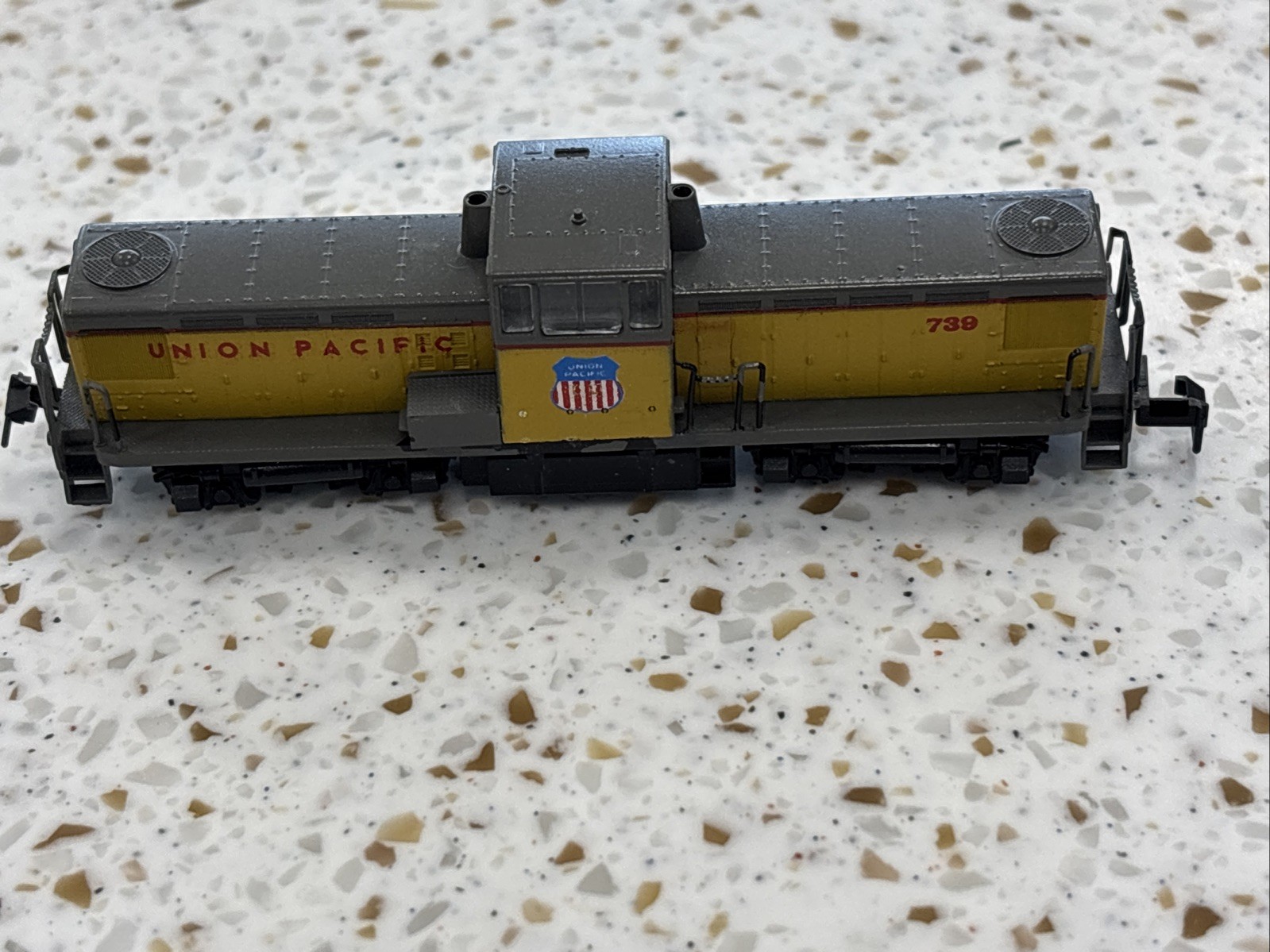 Kato Union Pacific 701 Cab Switcher N-Scale Yellow And Gray