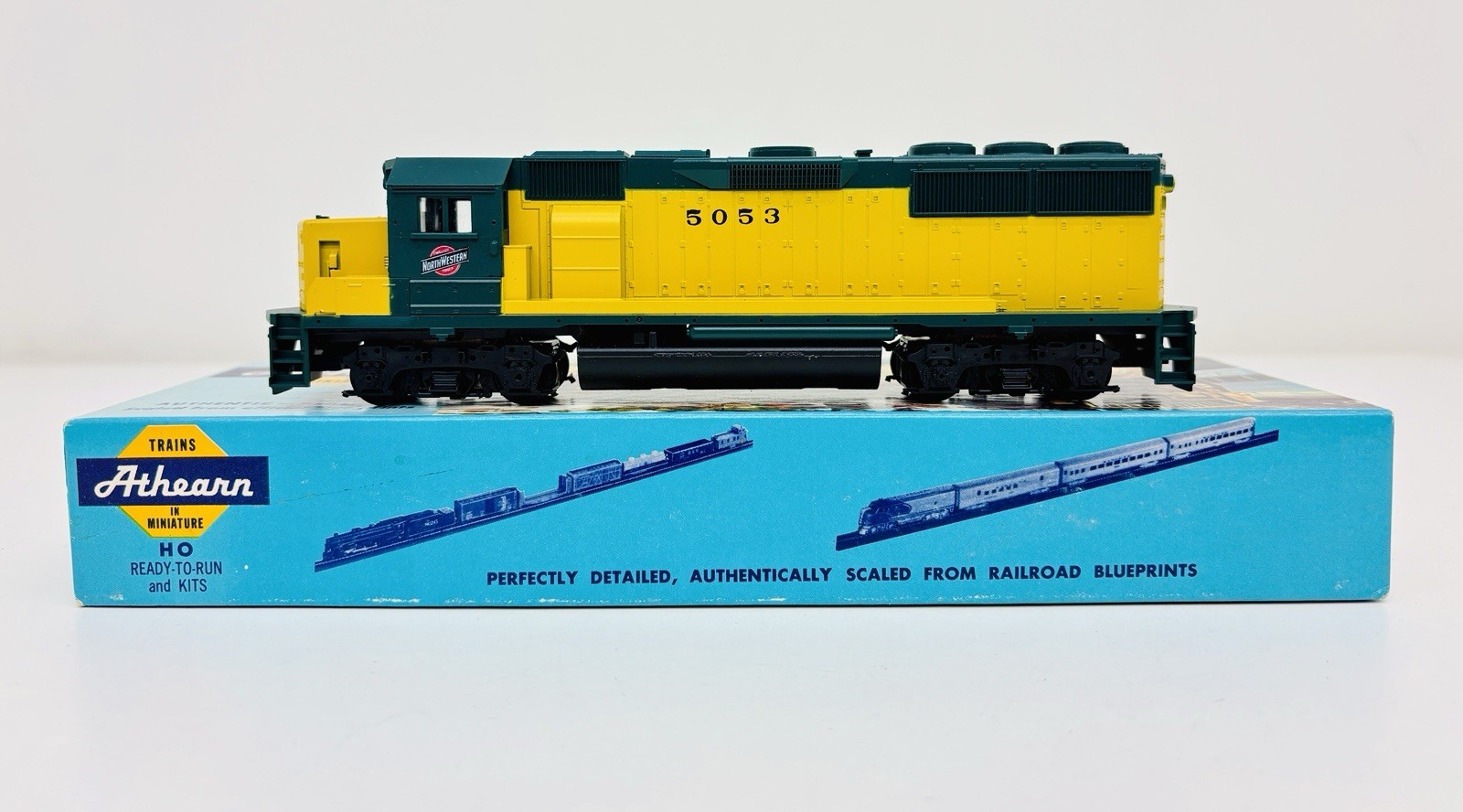 Athearn HO CNW GP50 Dummy Non-Powered Diesel Locomotive 4678 New