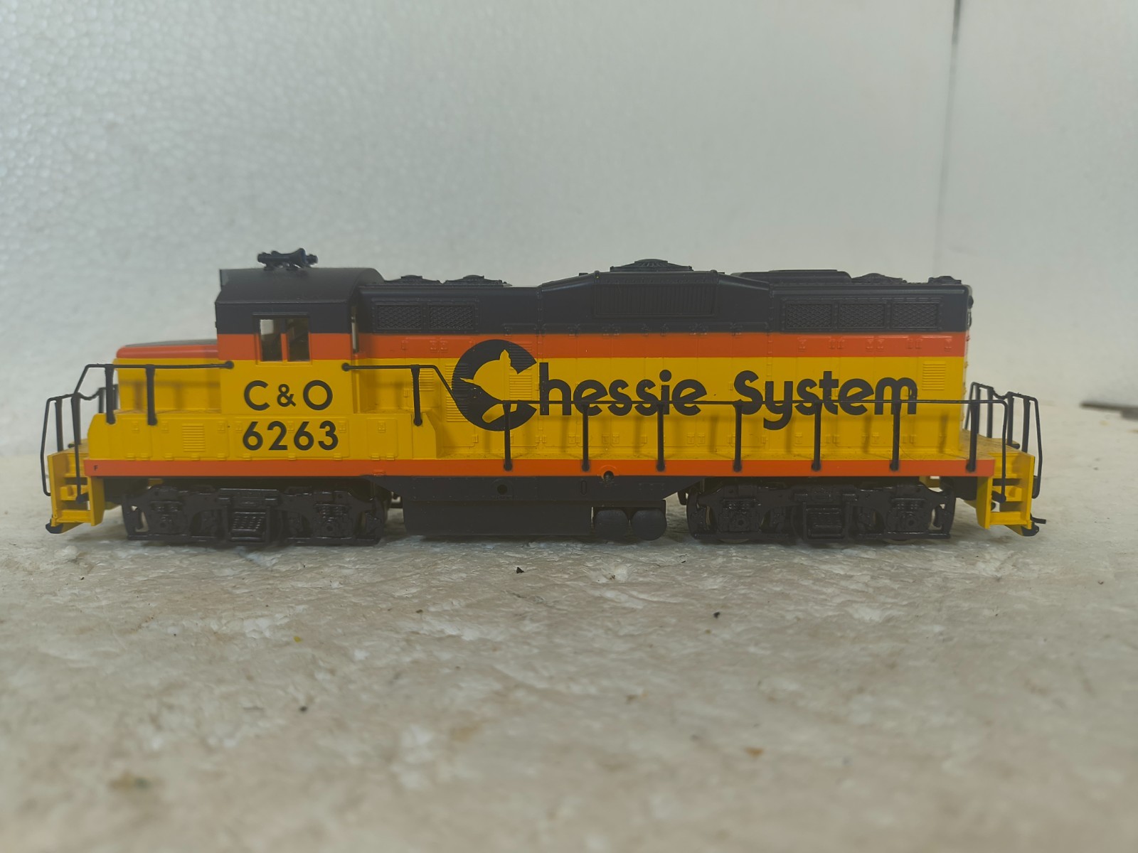 Walters Trainline HO Scale Chessie Systems C&O 6263 GP9M Locomotive 931-5100 LN