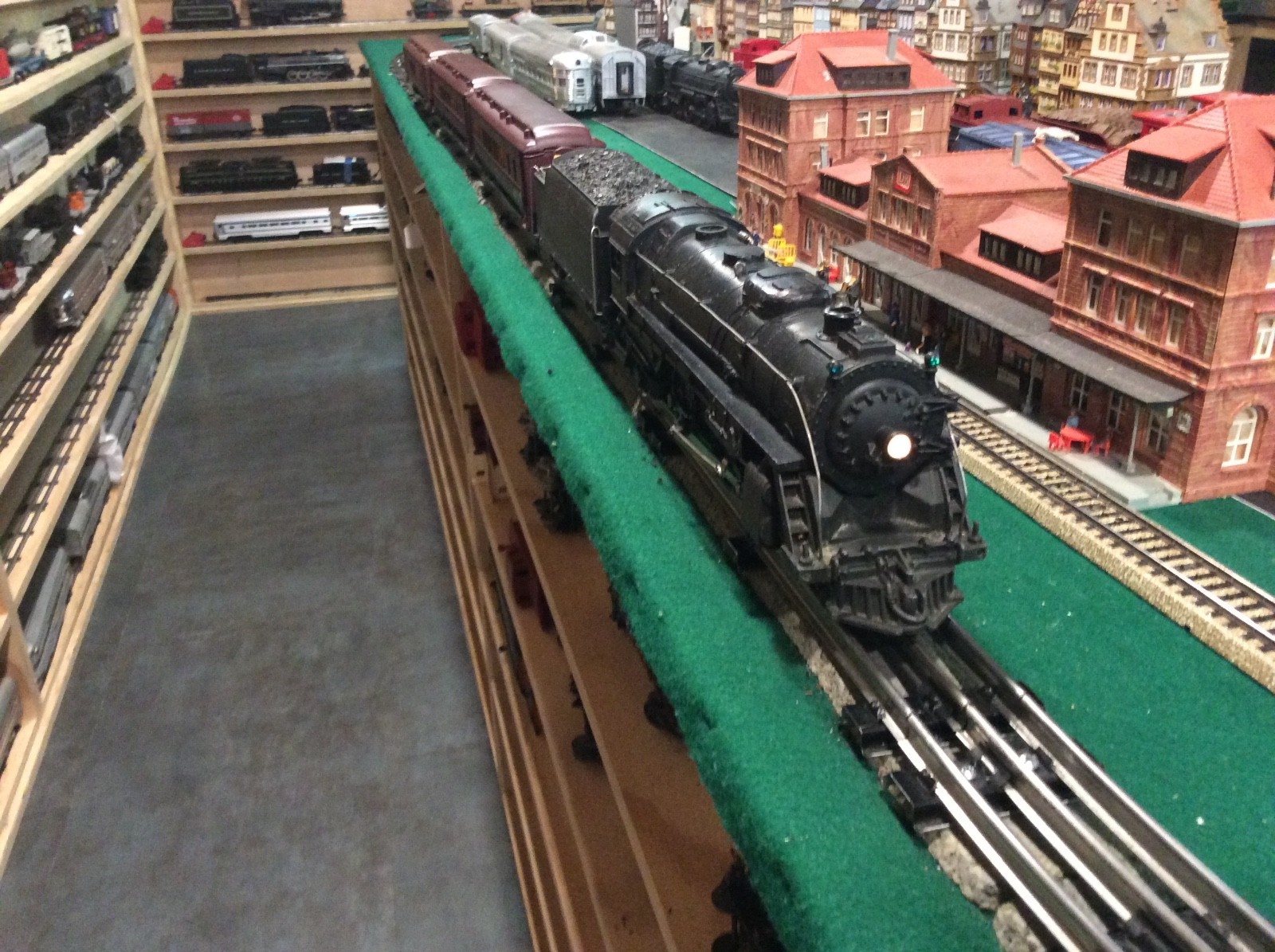 Lionel 726 Steam Engine and 3 Madison Passenger Cars O Gauge / 027