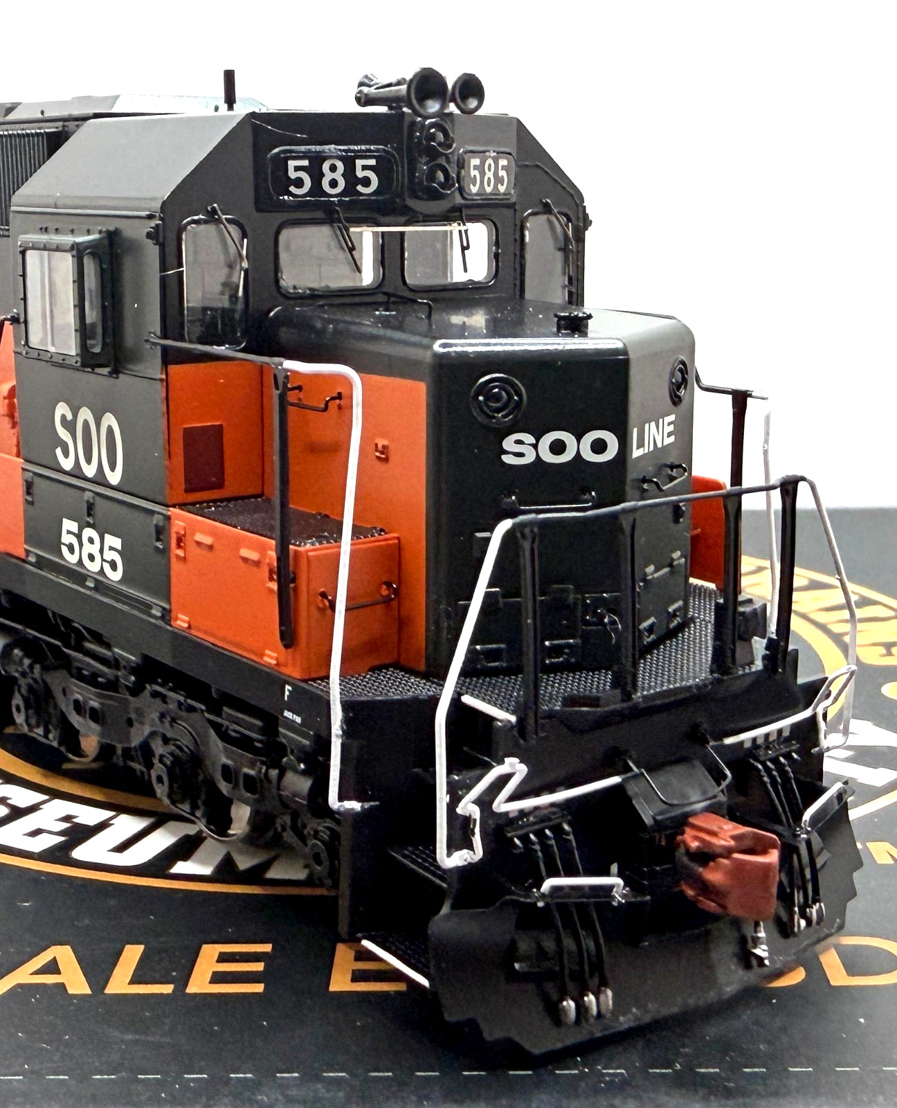 HO SCALETRAINS SXT70030 MUSEUM QUALITY EMD SDL39 SOO LINE 585 DCC SOUND LOKSOUND