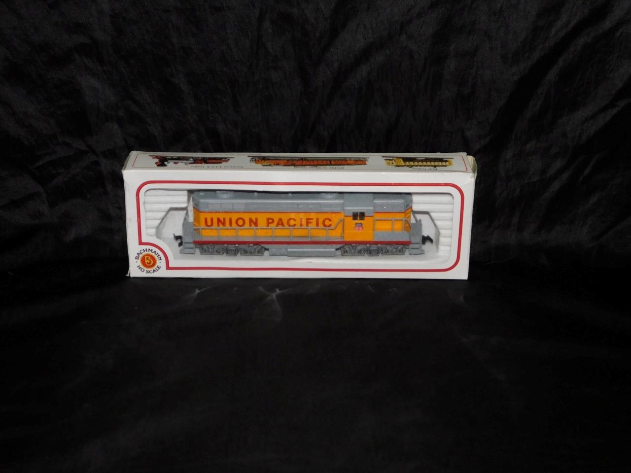 Bachmann HO Scale Union Pacific Diesel Locomotive GP18 Model Railroad Train