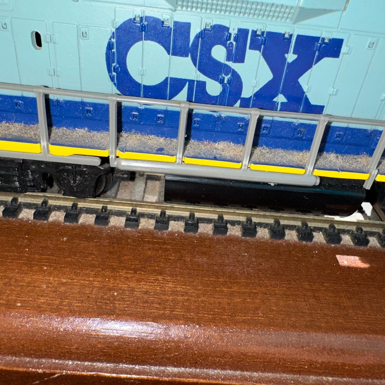CSX Transportation Diesel Locomotive 2678 HO Scale Model on Wood Display Base