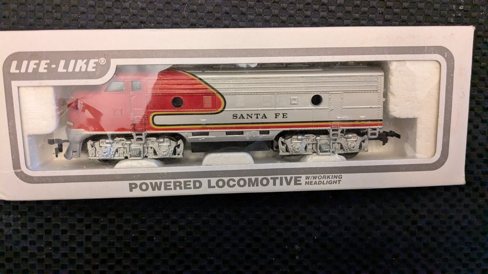 Life-Like HO F7 A Locomotive Santa Fe, LNIB, Runs real fast, pulls good too.