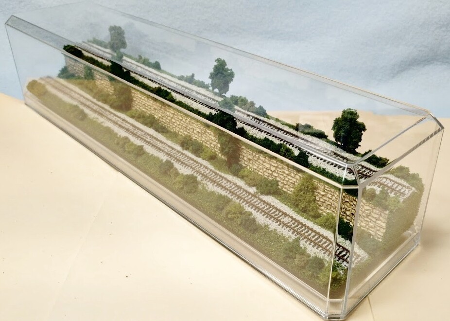 Z SCALE 16″ 2-LEVEL TRACK -SUMMER SCENE-DISPLAY CASE-FOR ANY Z TRAIN
