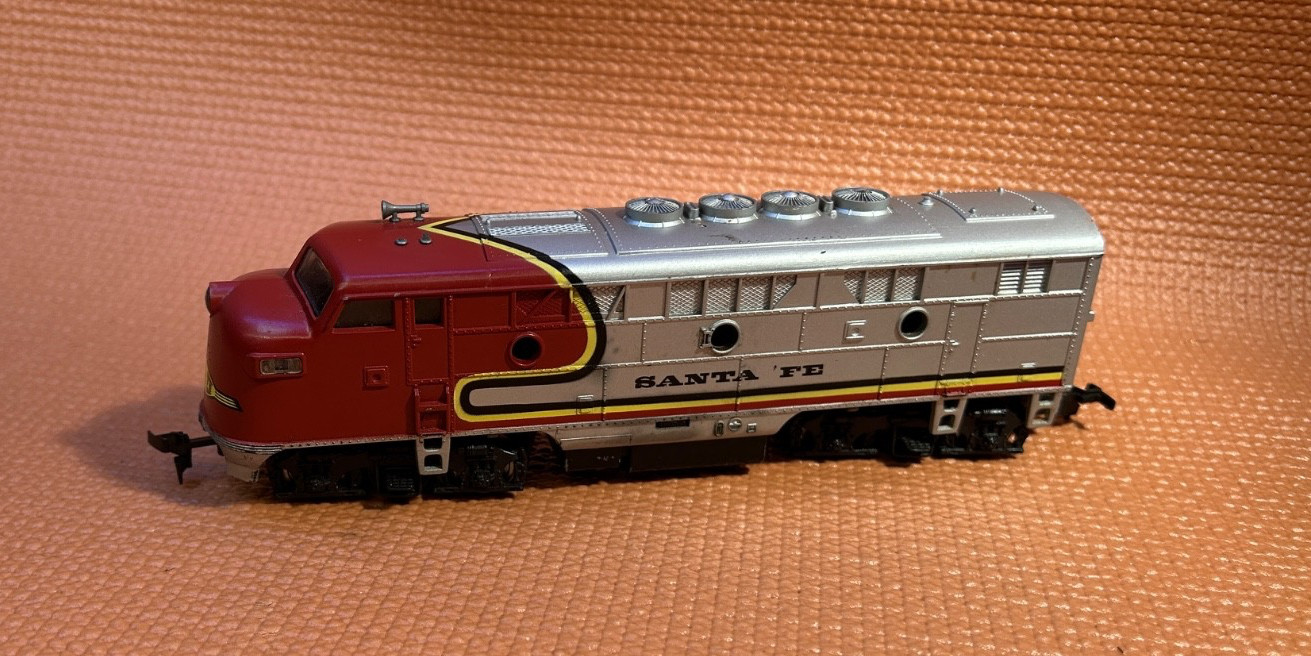 Santa FE HO Diesel LOCO/Locomotive 8WD Red Yellow Silver WORKs lot D-3-1 bin2