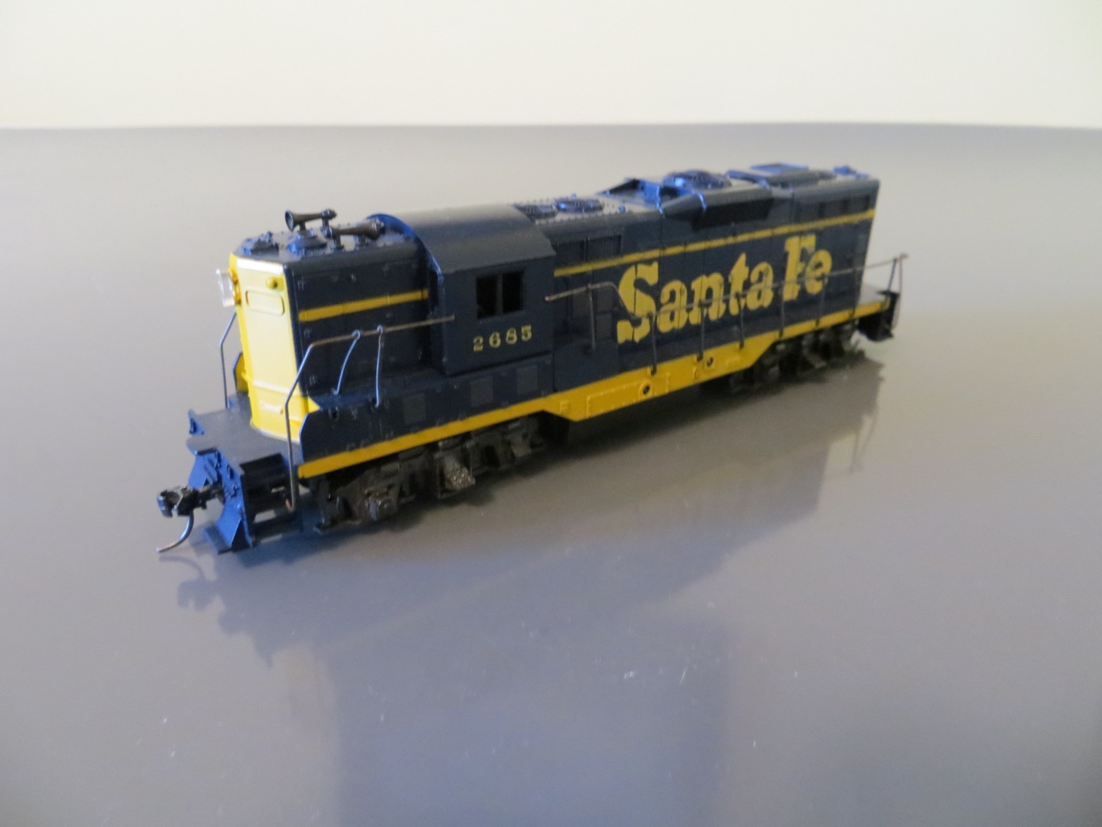 HO Life-Like Vintage Lighted Santa Fe Diesel Locomotive–Dual Flywheels-A266