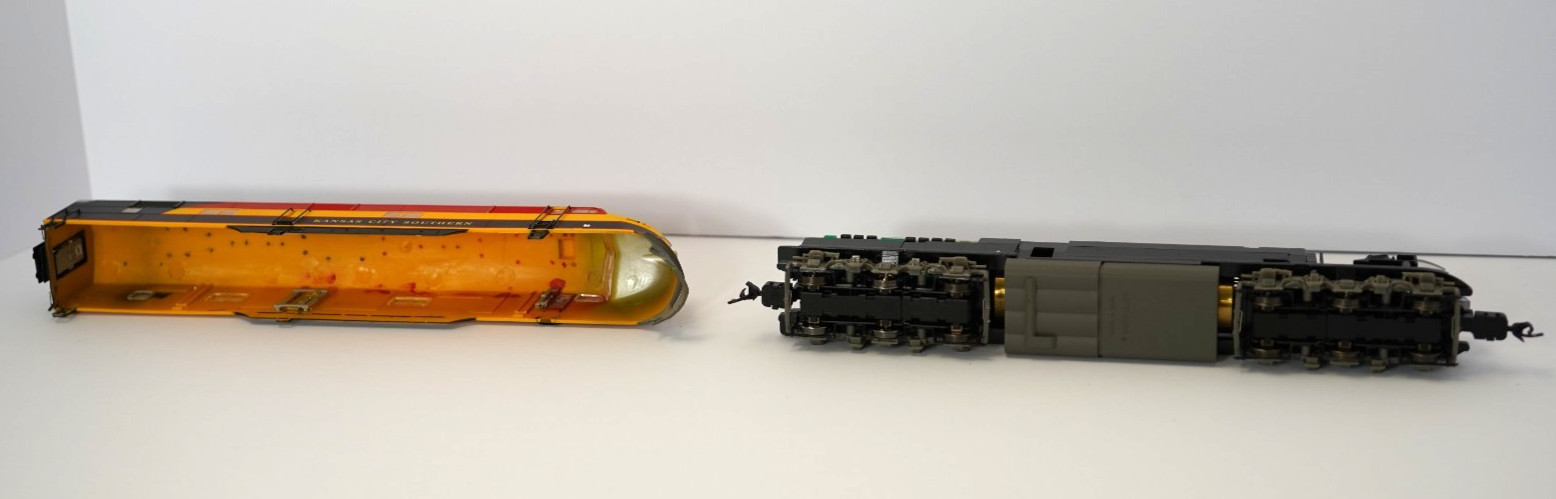 Proto2000 23211 E6A KCS #25 DC locomotive runs excellent – see description notes