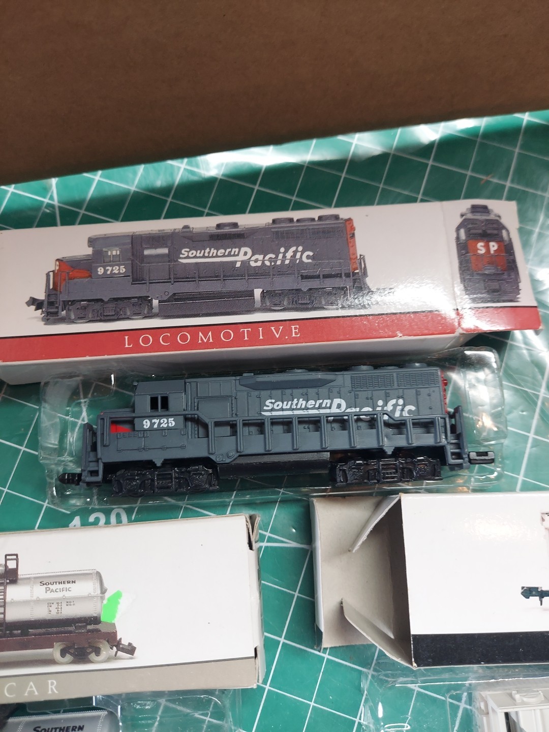 SOUTHERN PACIFIC LOCOMOTIVE ENGINES Cars Lot High Speed Toy Train