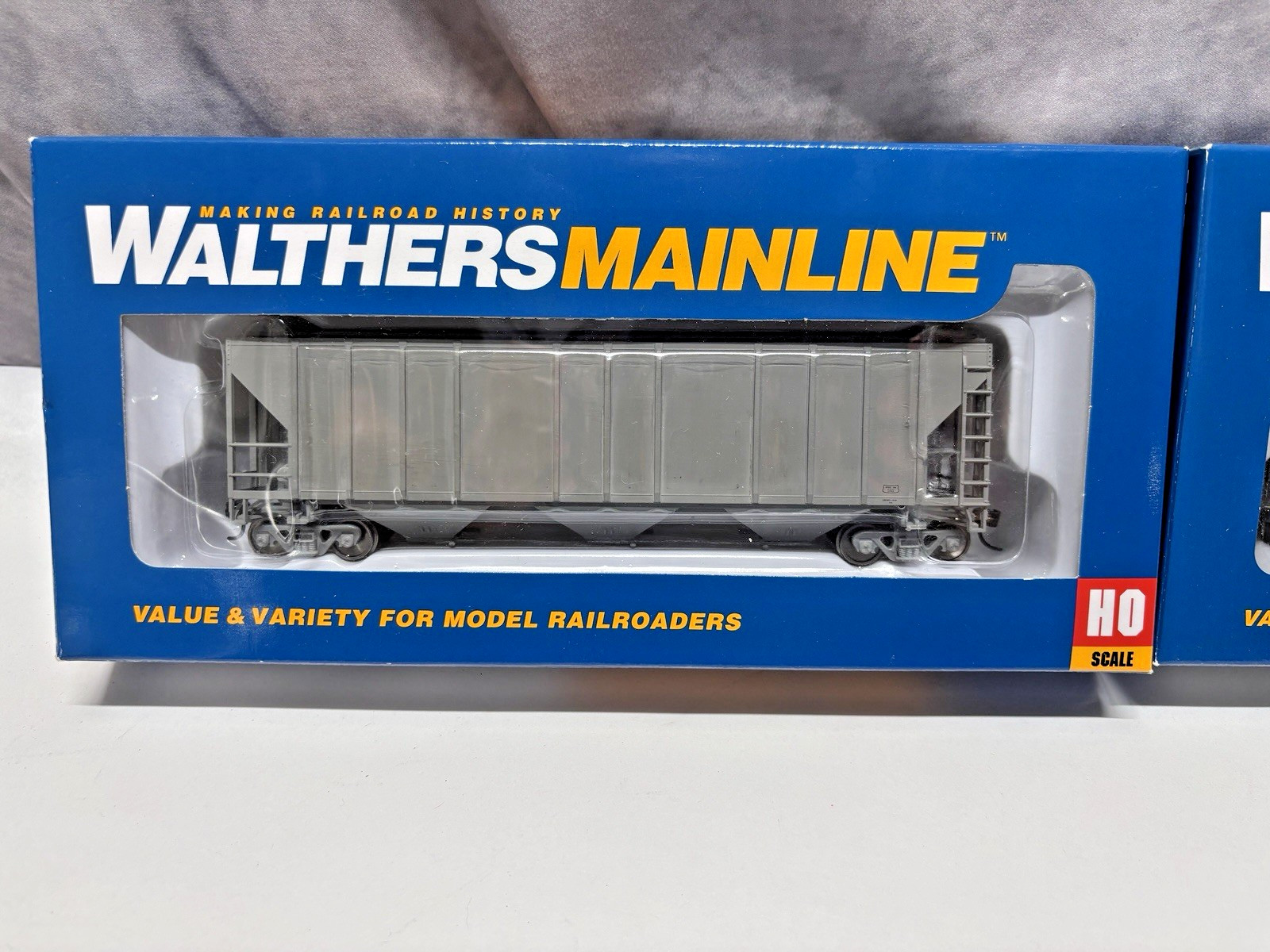 Two Walthers HO 54′ Union Pacific Covered Hoppers #21897 & #21772 NEW BX-20