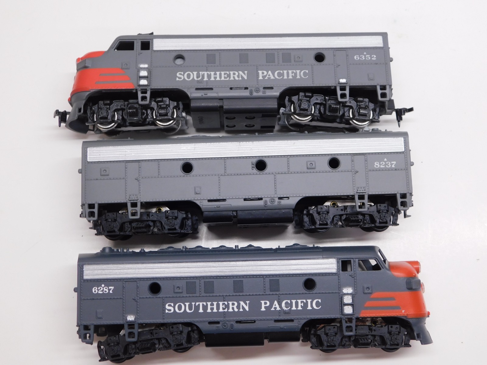 Athearn HO Blue Box Southern Pacific F7 A-B-A Diesel Set-1 Powered #6352/2 Dummy