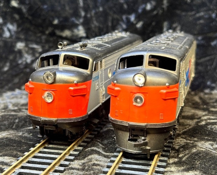 5 Amtrak HO Train, 2 Cars, 2 Loco 103, 157, Locomotive Set Runs GREAT F7A-3 8WD