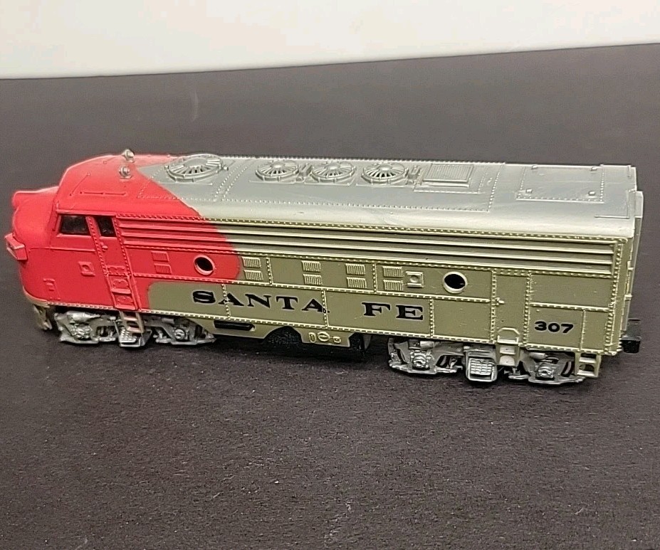 Bachmann HO Scale SANTA FE Diesel Locomotive 307 Read Description!