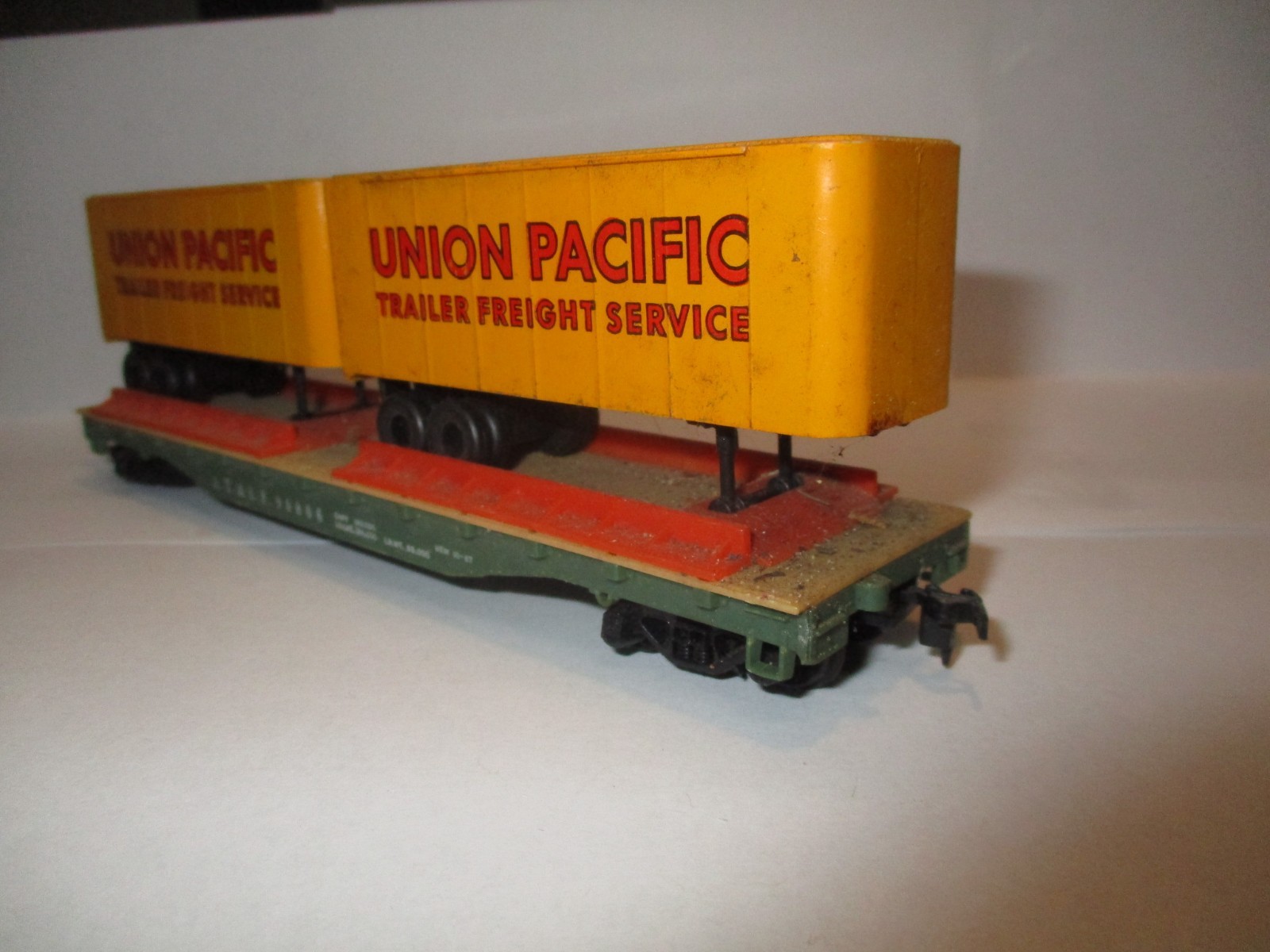 HO Union Pacific Trailer Freight Service 90806 Engine for parts or repair