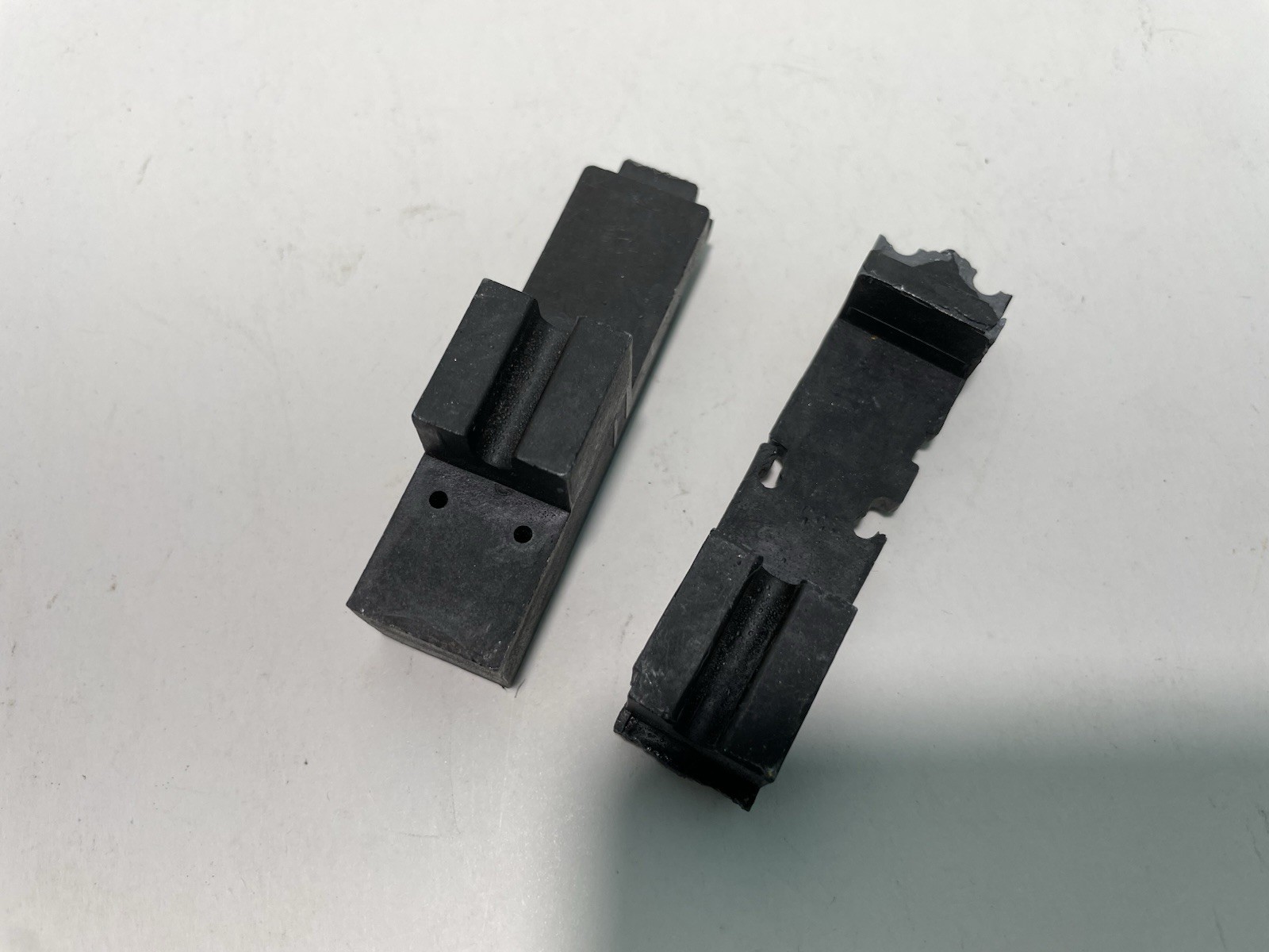 A2 Unbranded Ho Scale model Train Parts Diesel Locomotive Underframe Parts Only
