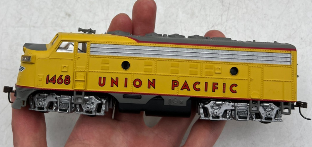 Bachmann Ho Scale F9 Union Pacific 1468 Yellow Diesel Locomotive Train – Tested