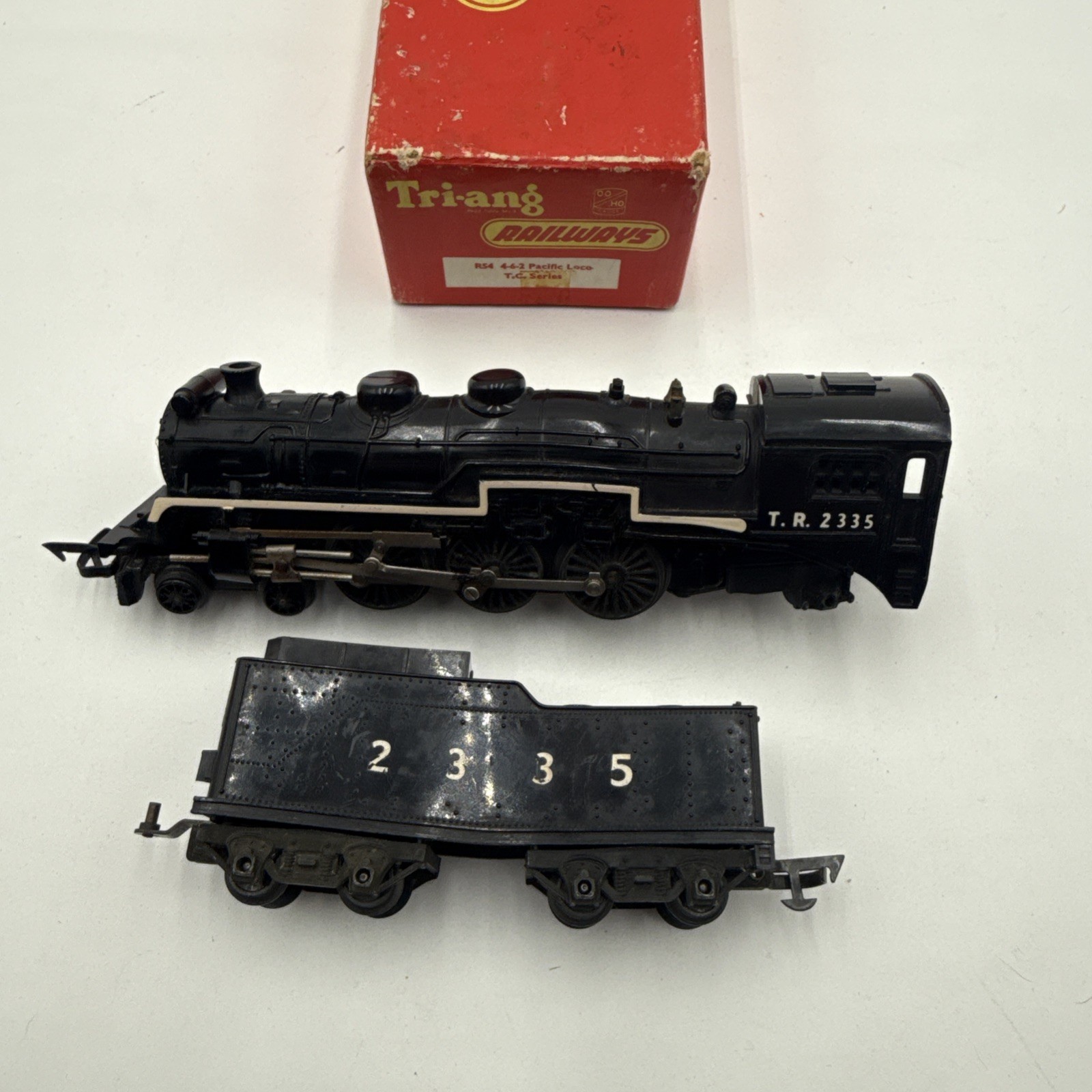 TRI-ANG RAILWAYS R-54 TC SERIES 4-6-2 PACIFIC LOCOMOTIVE #2335 & TENDER R-32
