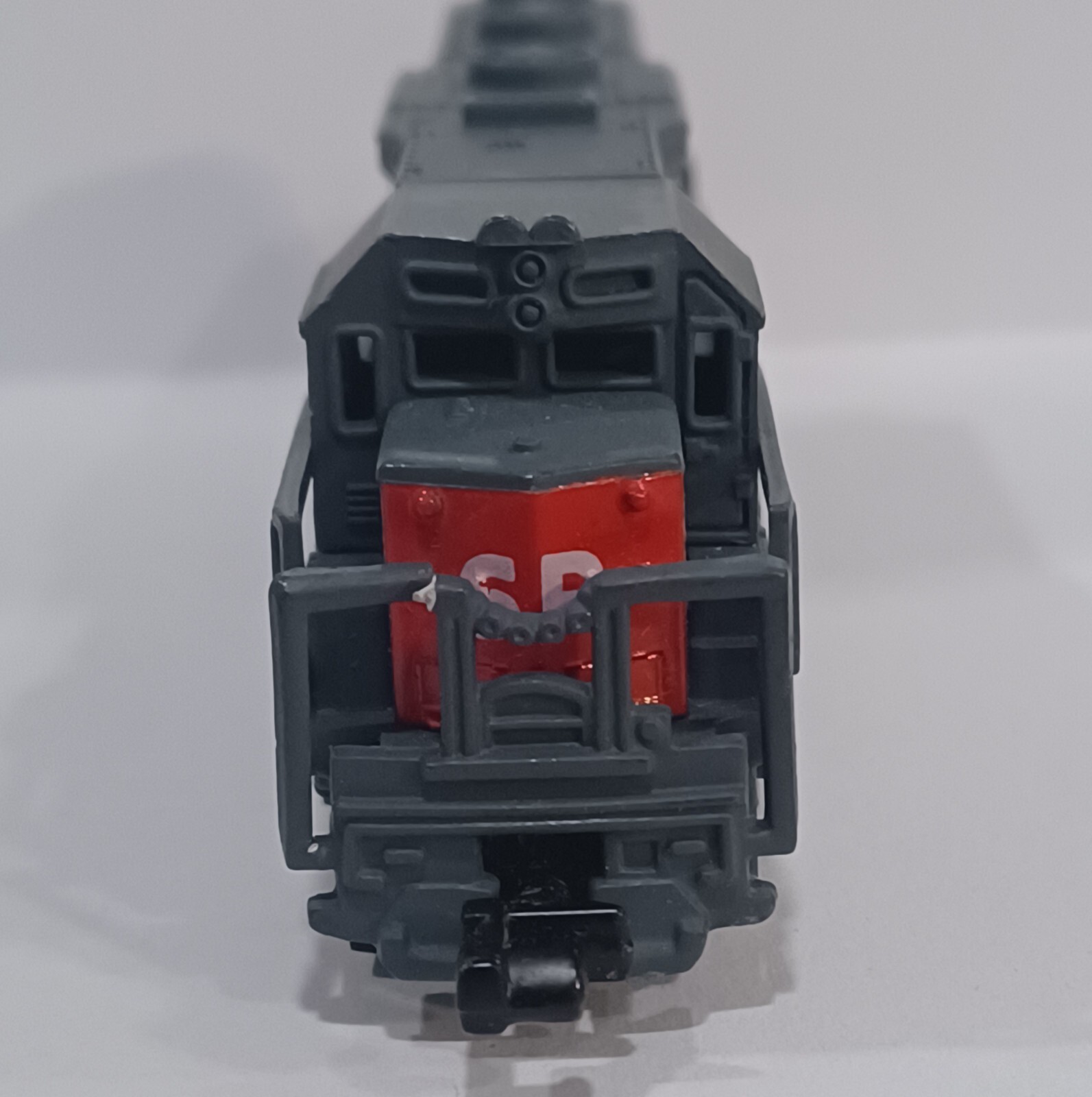 Southern Pacific 9725 N Scale Dummy Locomotive, High Speed #418 EMD GP35