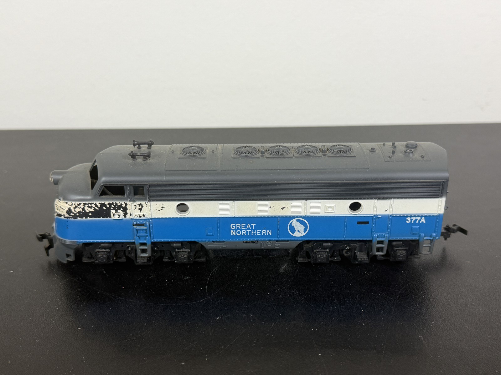 HO Scale Great Northern 377A F-Unit Diesel Locomotive Blue White Gray Vintage
